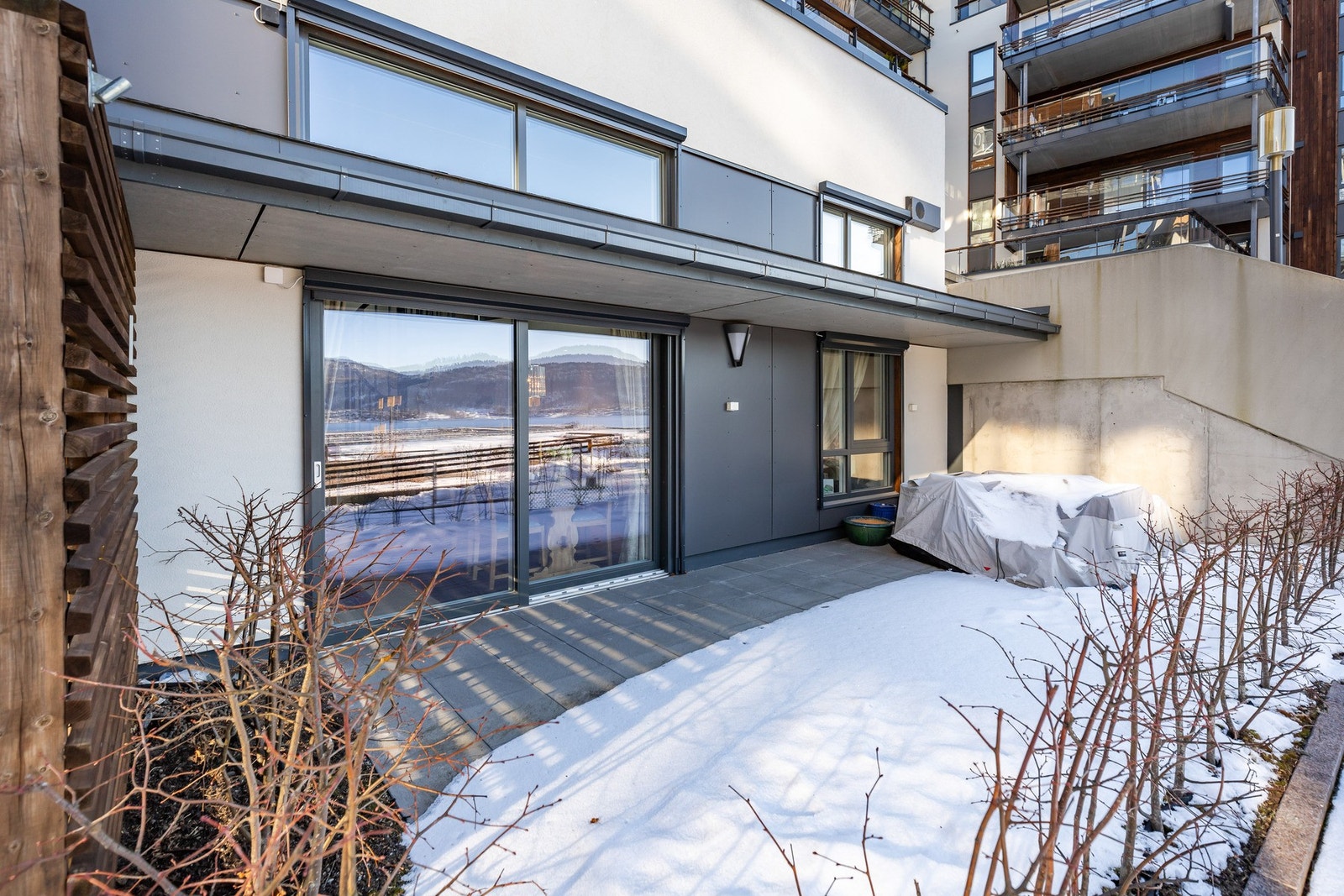 Stor skyvedør skaper et godt inne-/utemiljø om sommeren. Galleribilde