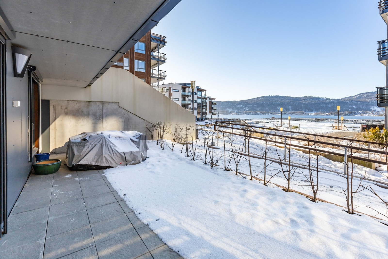 Terrassen er flislagt og vestvendt. Galleribilde