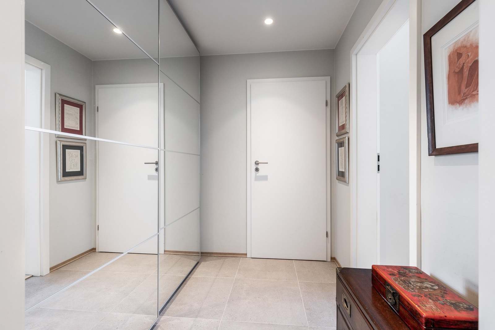 Praktisk flislagt entré med store fliser (60x60). Nyere skyvedørs garderobe med speilfronter. Galleribilde