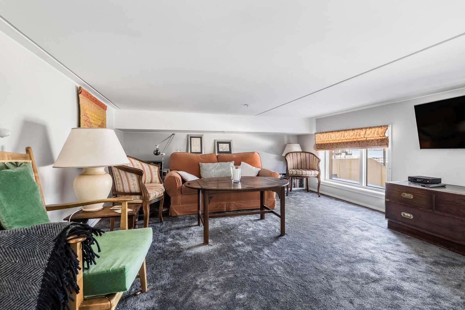 Mesanin er i dag innredet som TV-stue med vegg-til-vegg gulvteppe. Takhøyde omlag 1,50 meter. Galleribilde