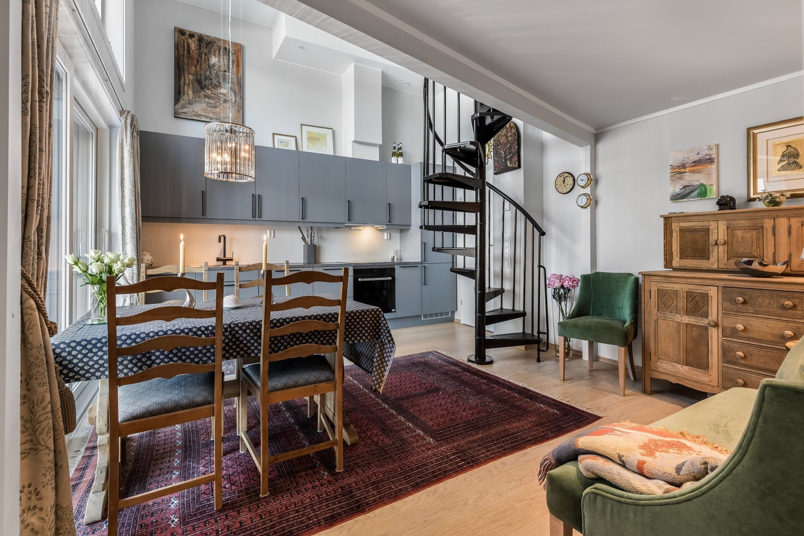 Nede får du fint plass til spisegruppe og mindre sofagruppe/sosial sone. Galleribilde