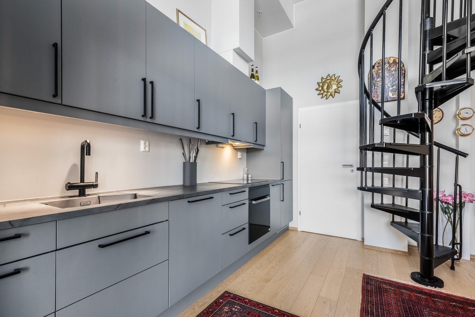 Sigdal innredning å moderne gråtone med sorte detaljer. Underlimt vask. Integrerte hvitevarer. Galleribilde