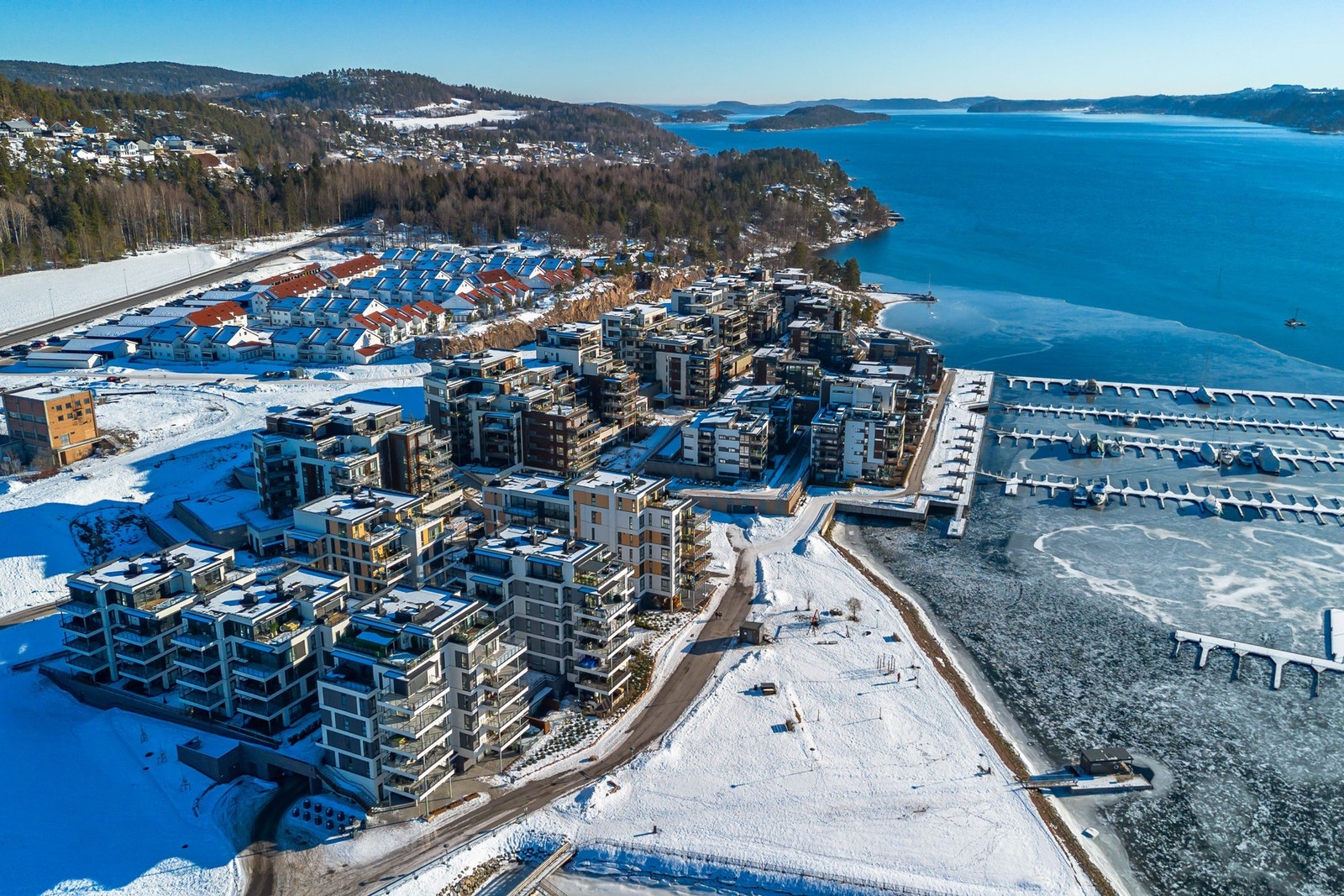 Området fremstår som svært idyllisk, der alt ligger til rette for god livskvalitet i naturskjønne omgivelser med maritime bygg, pent uteareal, gode solforhold og nydelig sjøutsikt. Galleribilde