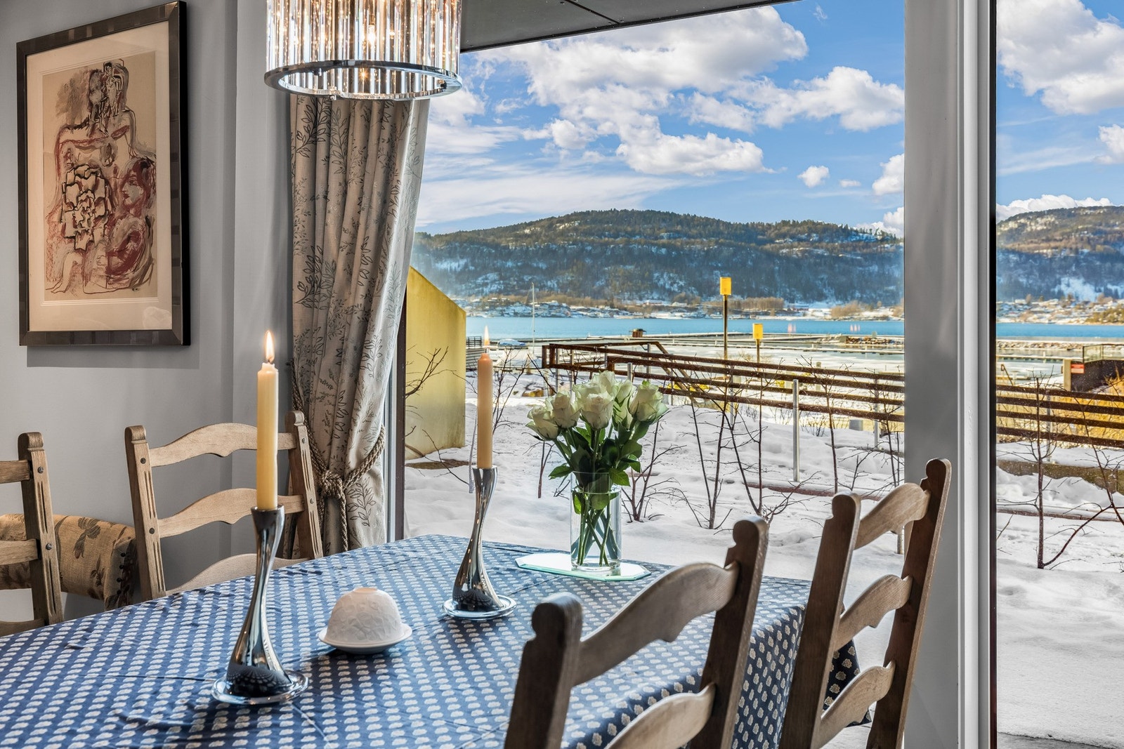 Utsikt fra spisestuen. Det er montert Screens på alle vinder som skjermer fra sollys og innsyn. Holder omlag 70% av varmen ute fra leiligheten. Galleribilde