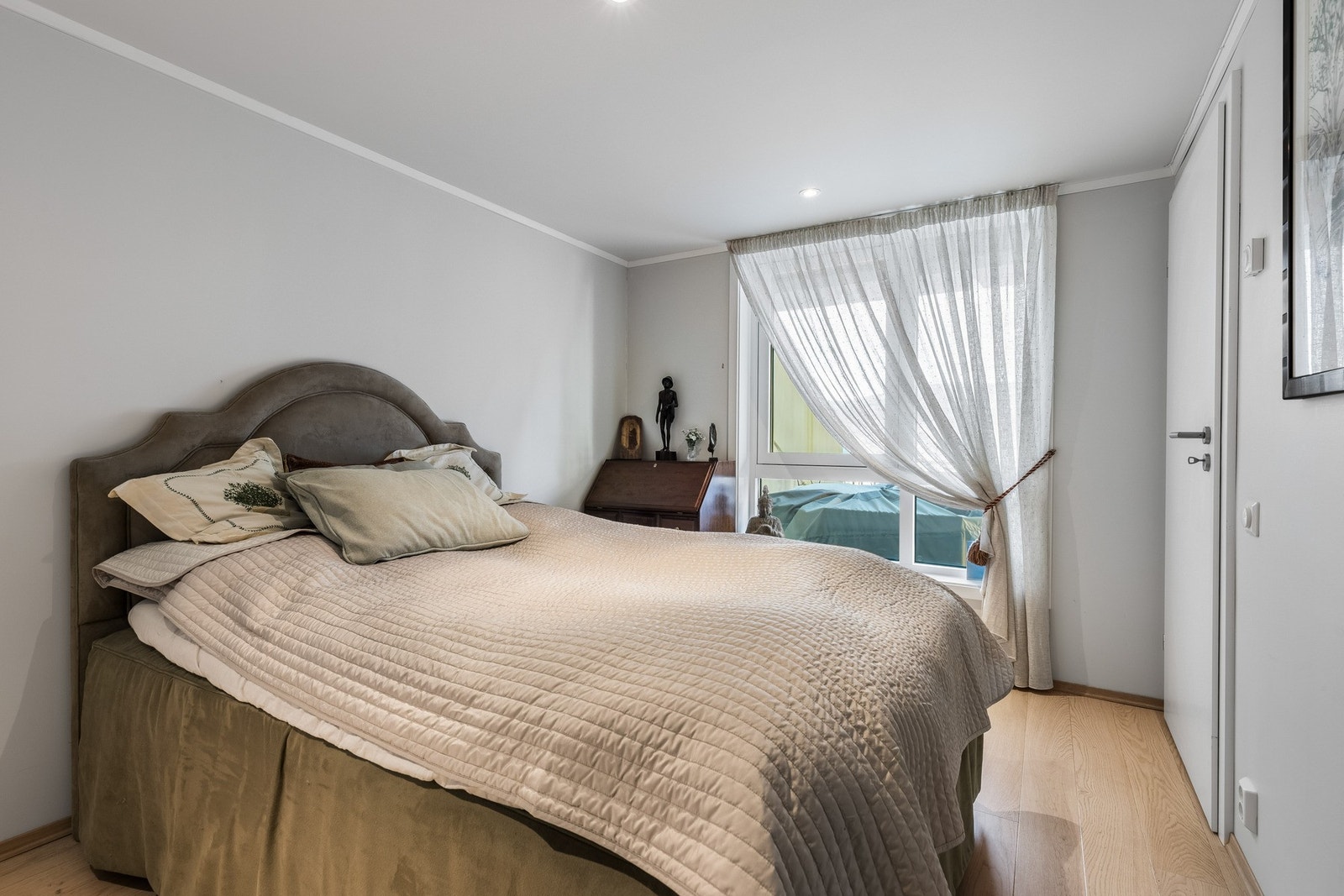 Stort vindu som vender ut mot terrassen. Galleribilde