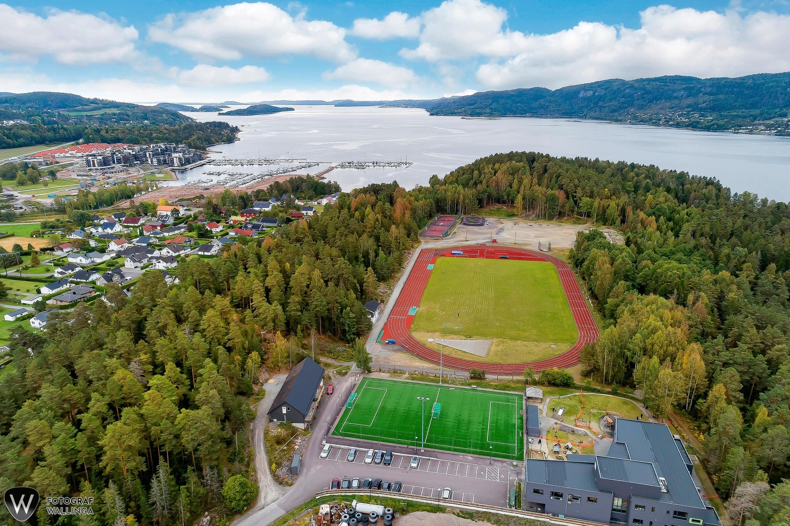 Flere flotte idrettsanlegg som bl.a. løpebane, fotballbane, tennisbaner m.m. Galleribilde