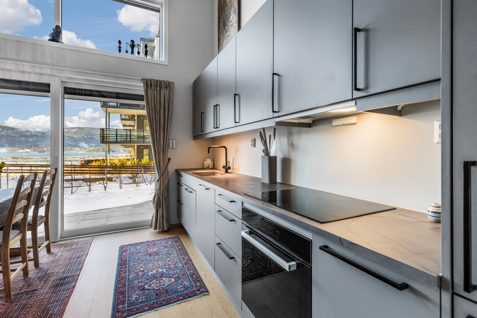 Fra stue/kjøkken er det stor hev-/skyvedør ut til terrassen. Galleribilde