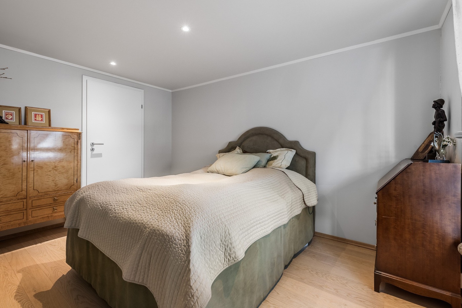 Romslig soverom med plass til dobbelseng, nattbord og garderobeskap. Downlights i himling. Galleribilde