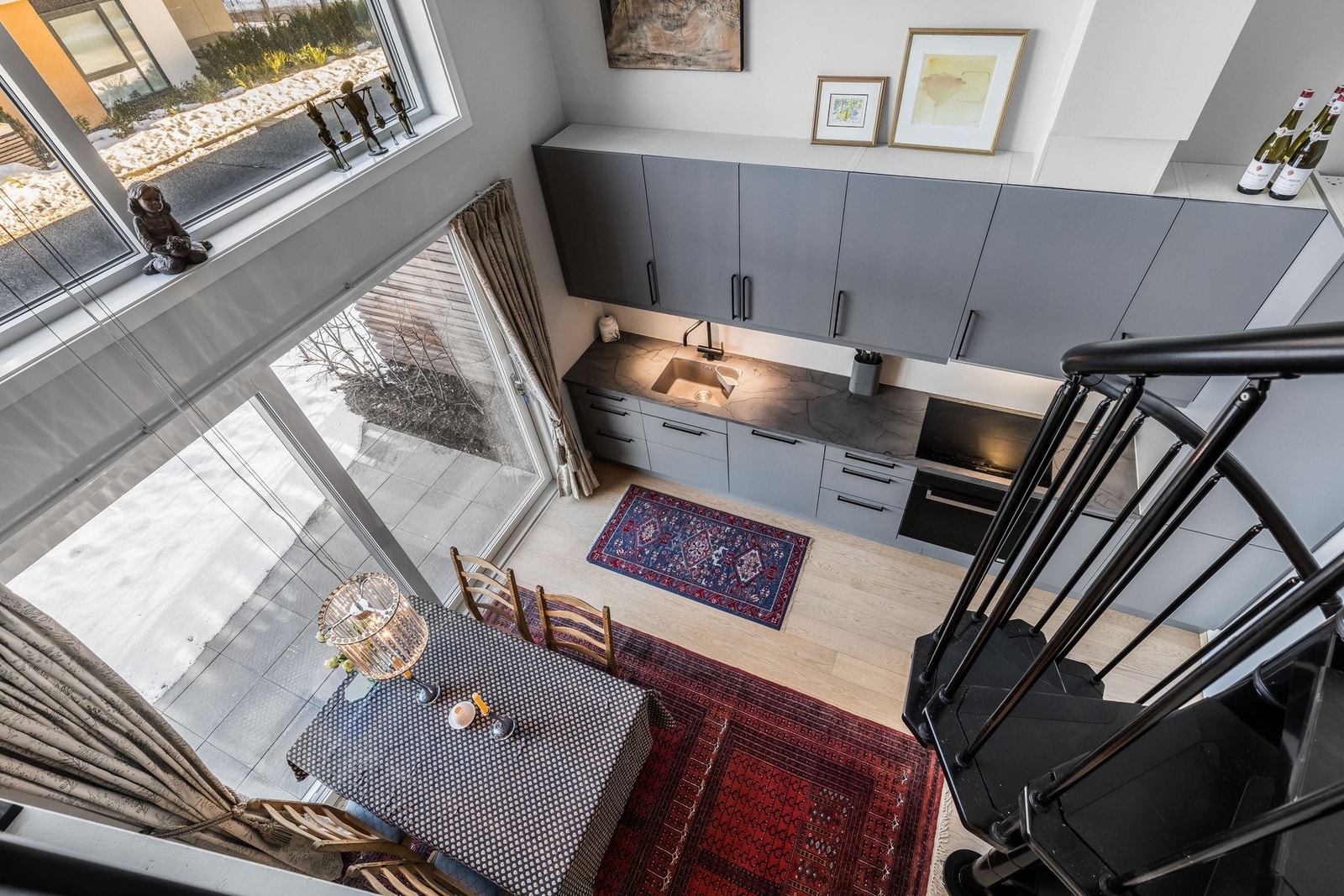 Moderne slette overflater og 1-stavs parkettgulv. Galleribilde