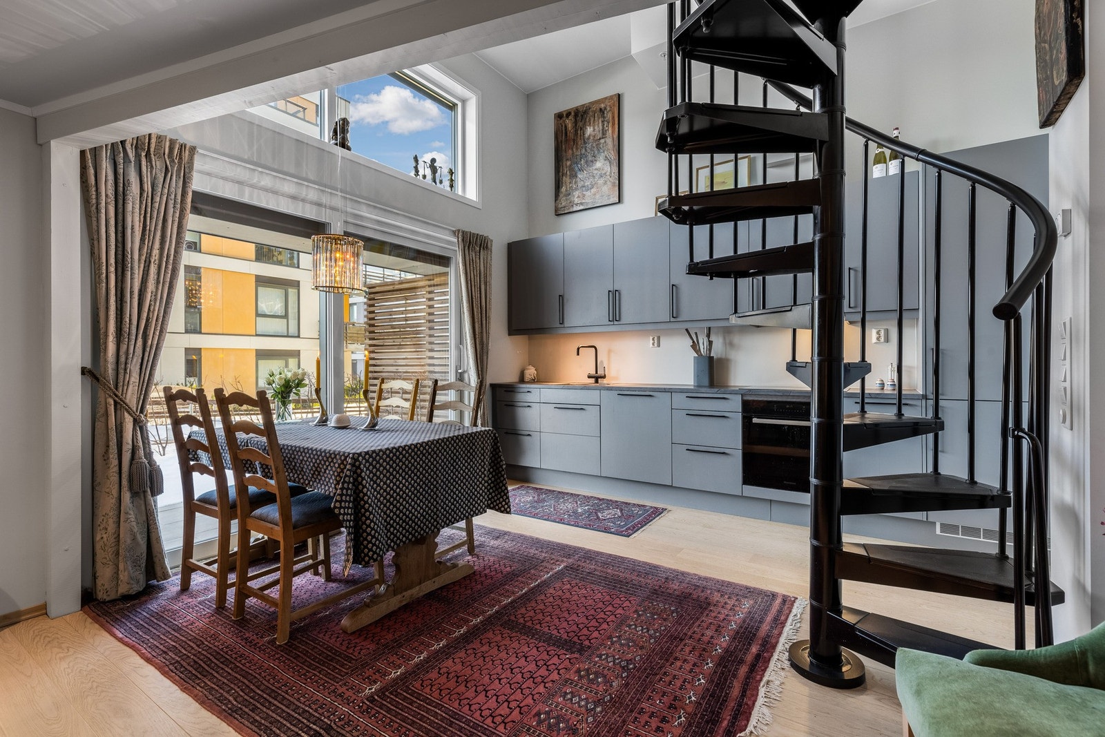 Leiligheten ligger i første etasje og har heisadkomst fra garasjen, vannbåren gulvvarme og pene overflater. Store vindusflater og ekstra takhøyde . Galleribilde