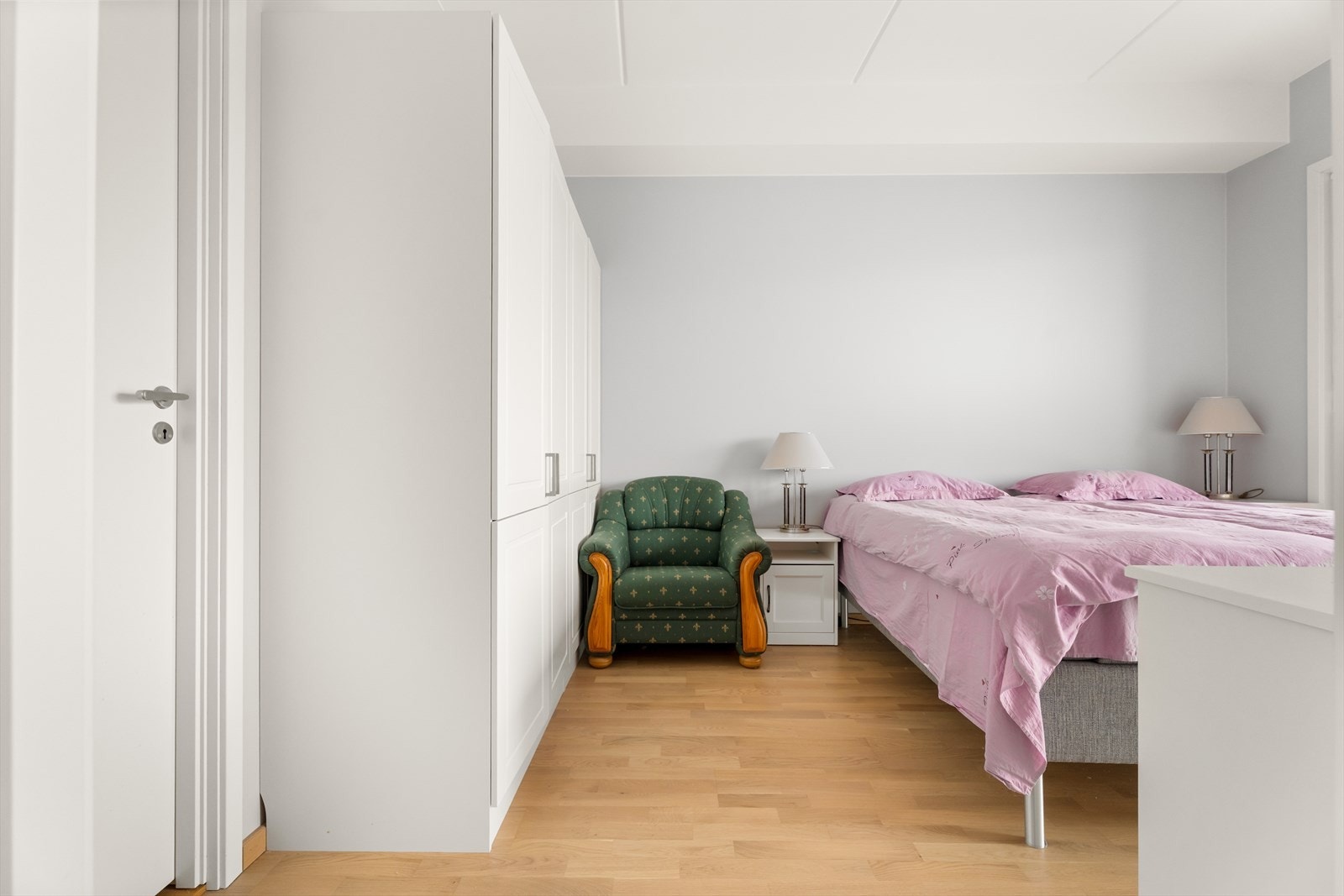 God plass til garderobeskap og dobbeltseng. Galleribilde