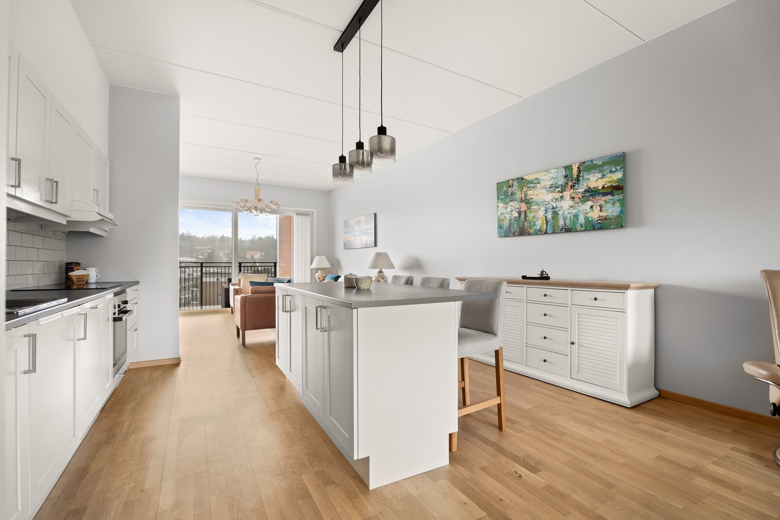 Kjøkkenøya gir ekstra benkeplass og en naturlig samlingsplass i rommet. Galleribilde