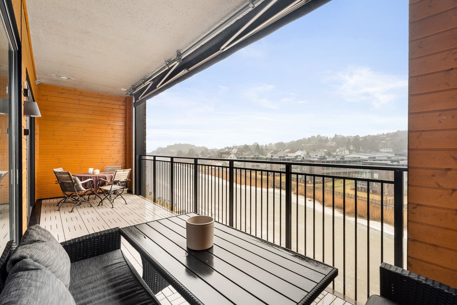 Den vestvendte plasseringen gir gode solforhold på ettermiddag og kveld. Galleribilde