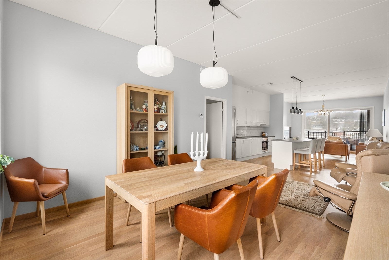 Utsyn fra spisestuen mot kjøkkenet og stuen. Galleribilde