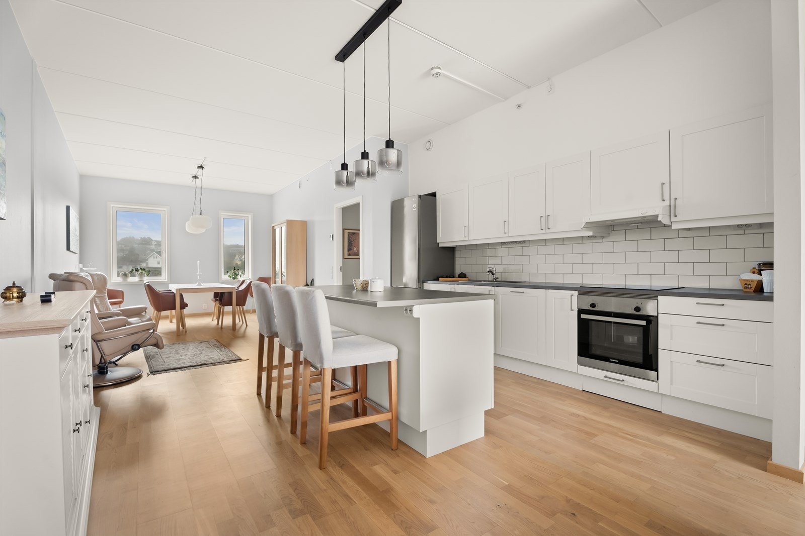 En gjennomgående og arealeffektiv 3-roms leilighet med åpen stue- og kjøkkenløsning. Galleribilde