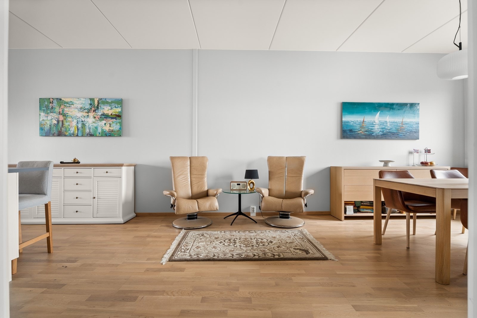 Den åpne løsningen gir fleksibilitet til å møblere med både sofagruppe og spisebord. Galleribilde