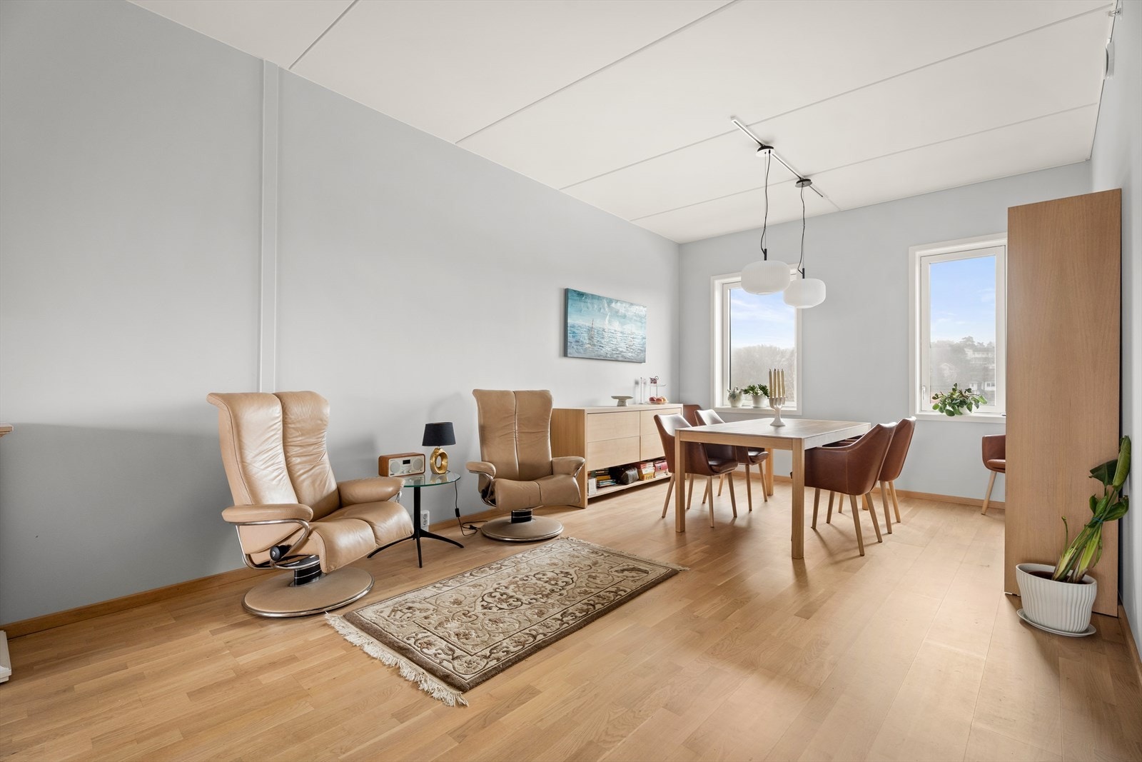 Spisestuen har god plass til hyggelige middager med familie og venner. Galleribilde