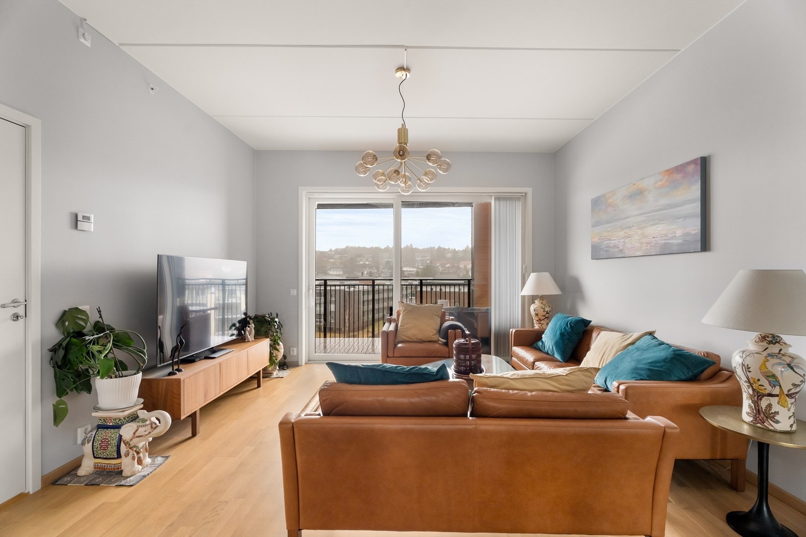 Den åpne utsikten fra stuen gir en god romfølelse. Galleribilde