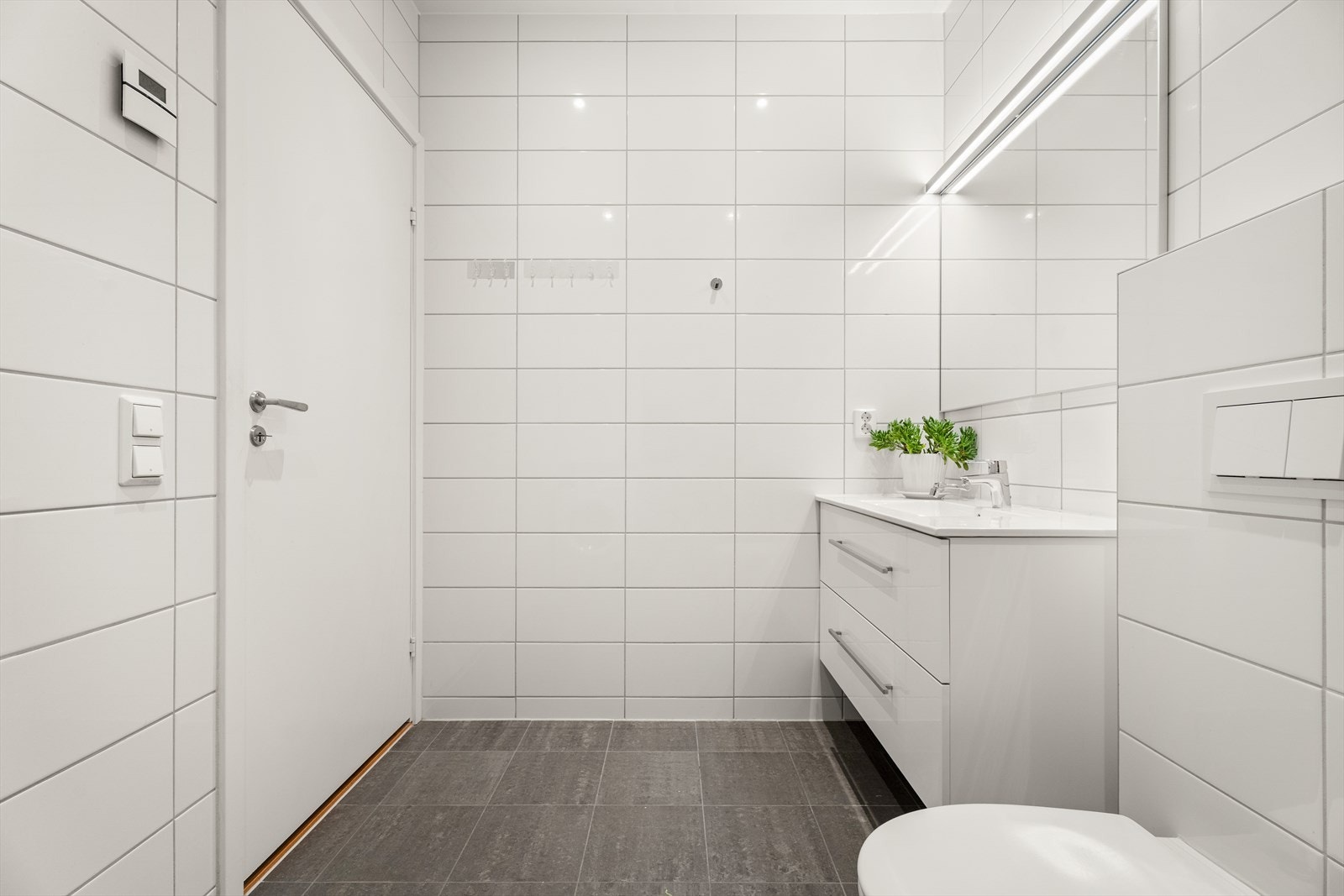 Et moderne og funksjonelt baderom fra byggeåret 2021. Galleribilde