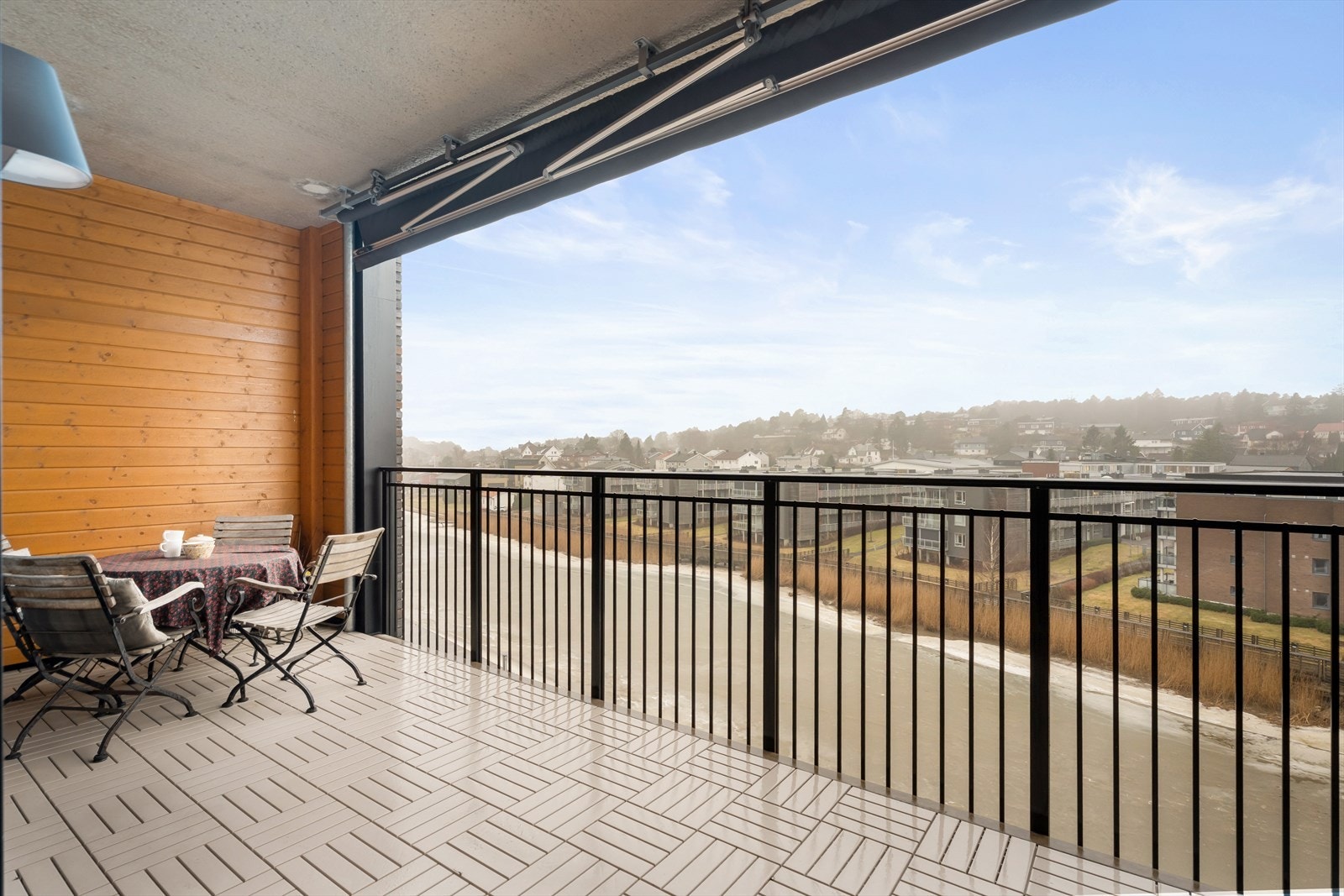 Fra den romslige, vestvendte balkongen på 17 m² har du utsikt mot Seutelva. Galleribilde