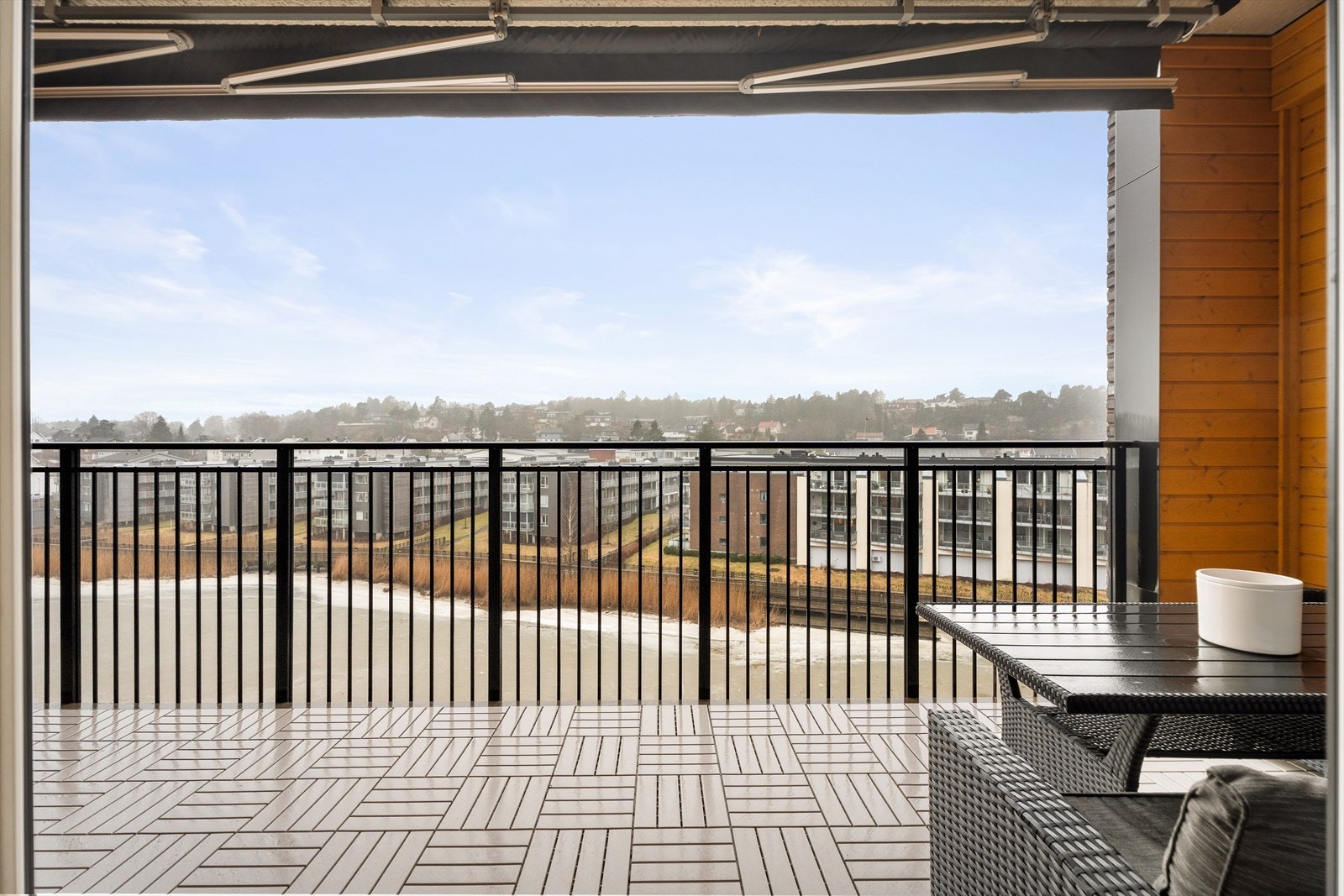 Balkongen er overbygget, noe som forlenger brukstiden. Galleribilde