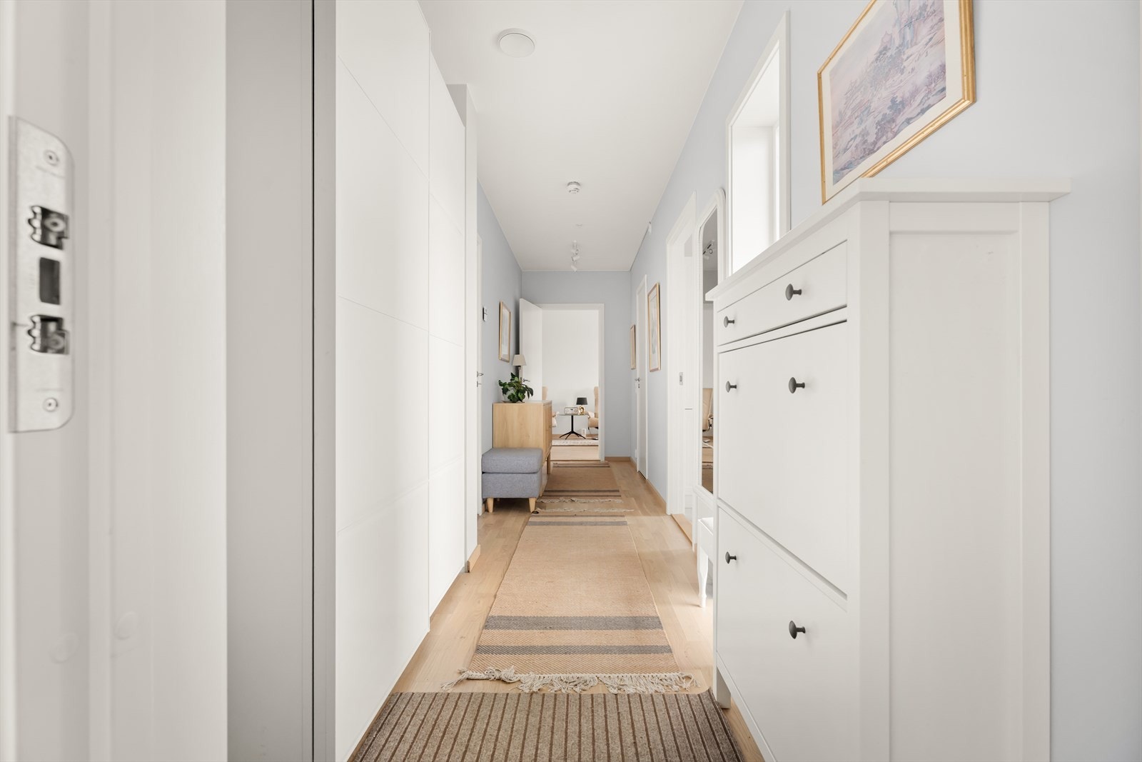 Entréen ønsker velkommen med parkettgulv og vannbåren gulvvarme, som er gjennomgående i de fleste rom. Galleribilde