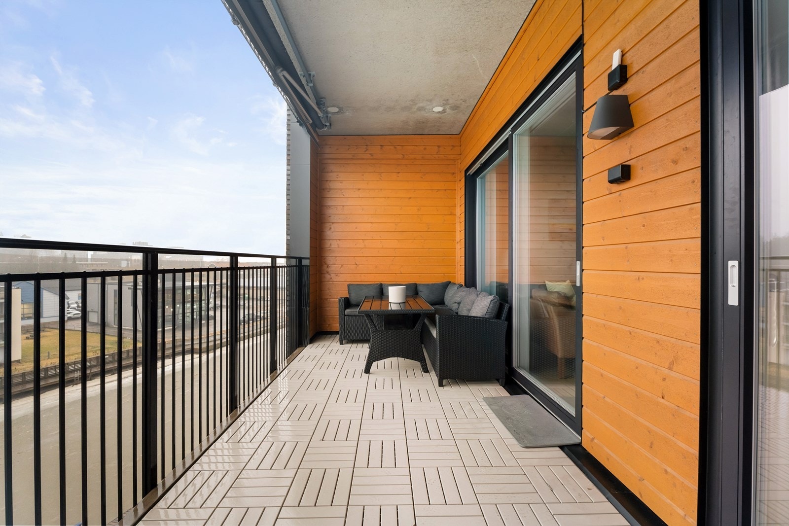 Både stuen og hovedsoverommet har utgang til balkongen. Galleribilde