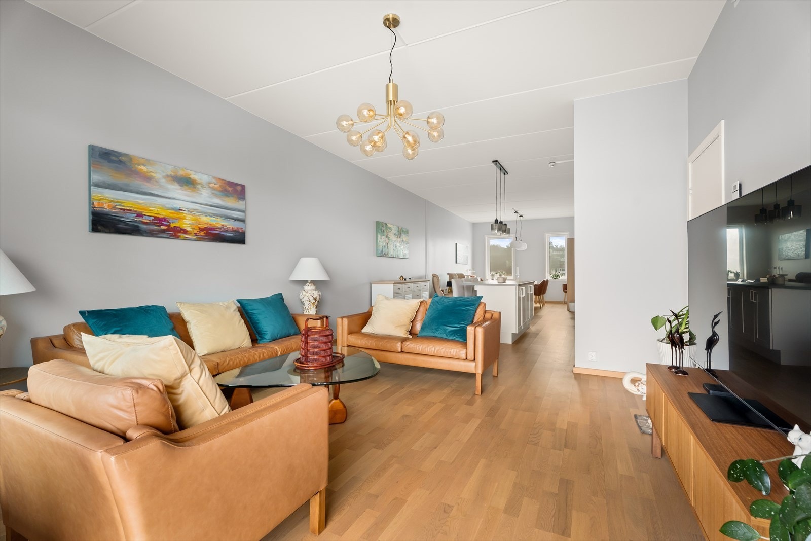 Hev-skyv-døren i trelags glass åpner opp mot den store balkongen. Galleribilde