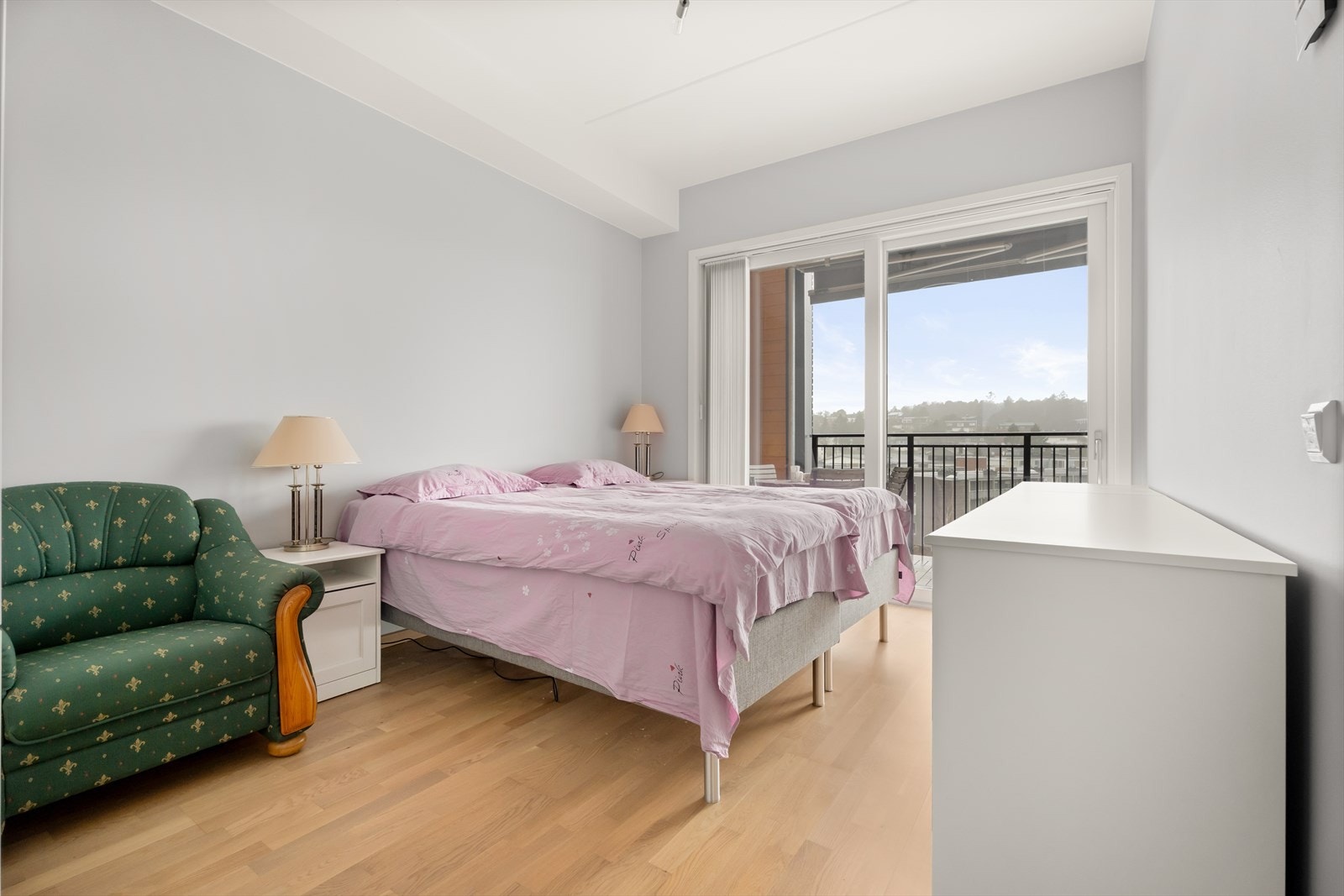 Hovedsoverommet har direkte utgang til balkongen via egen skyvedør. Galleribilde