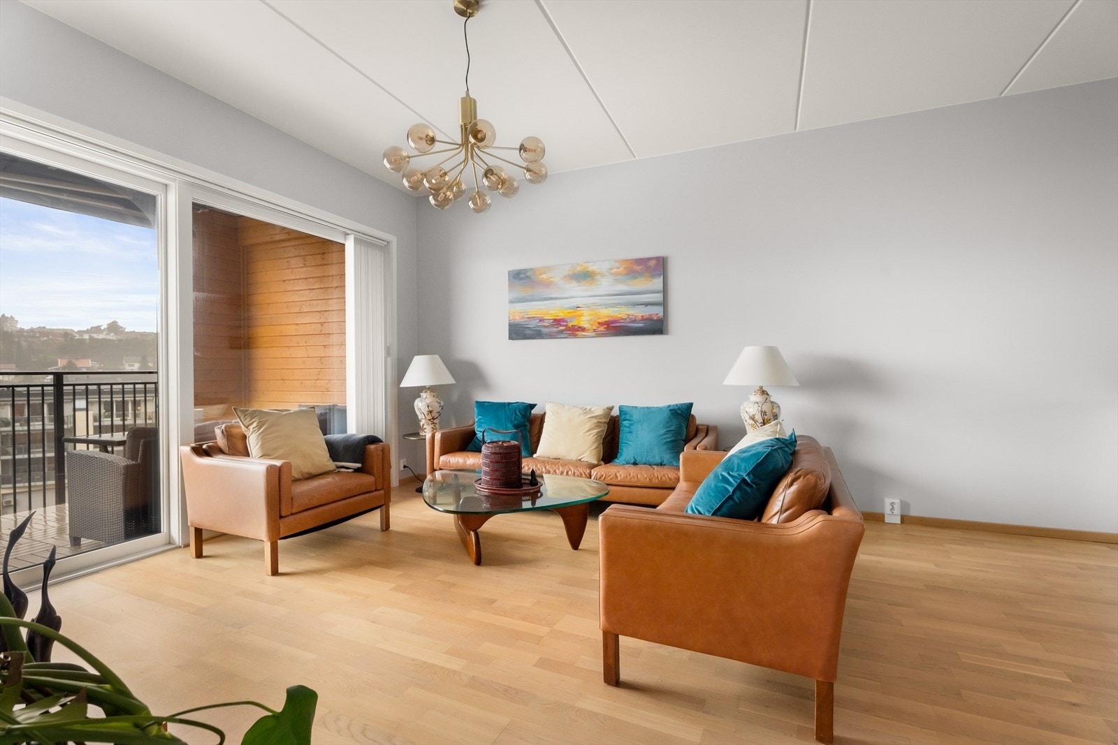 Stuedelen har god plass til en romslig sofagruppe. Galleribilde