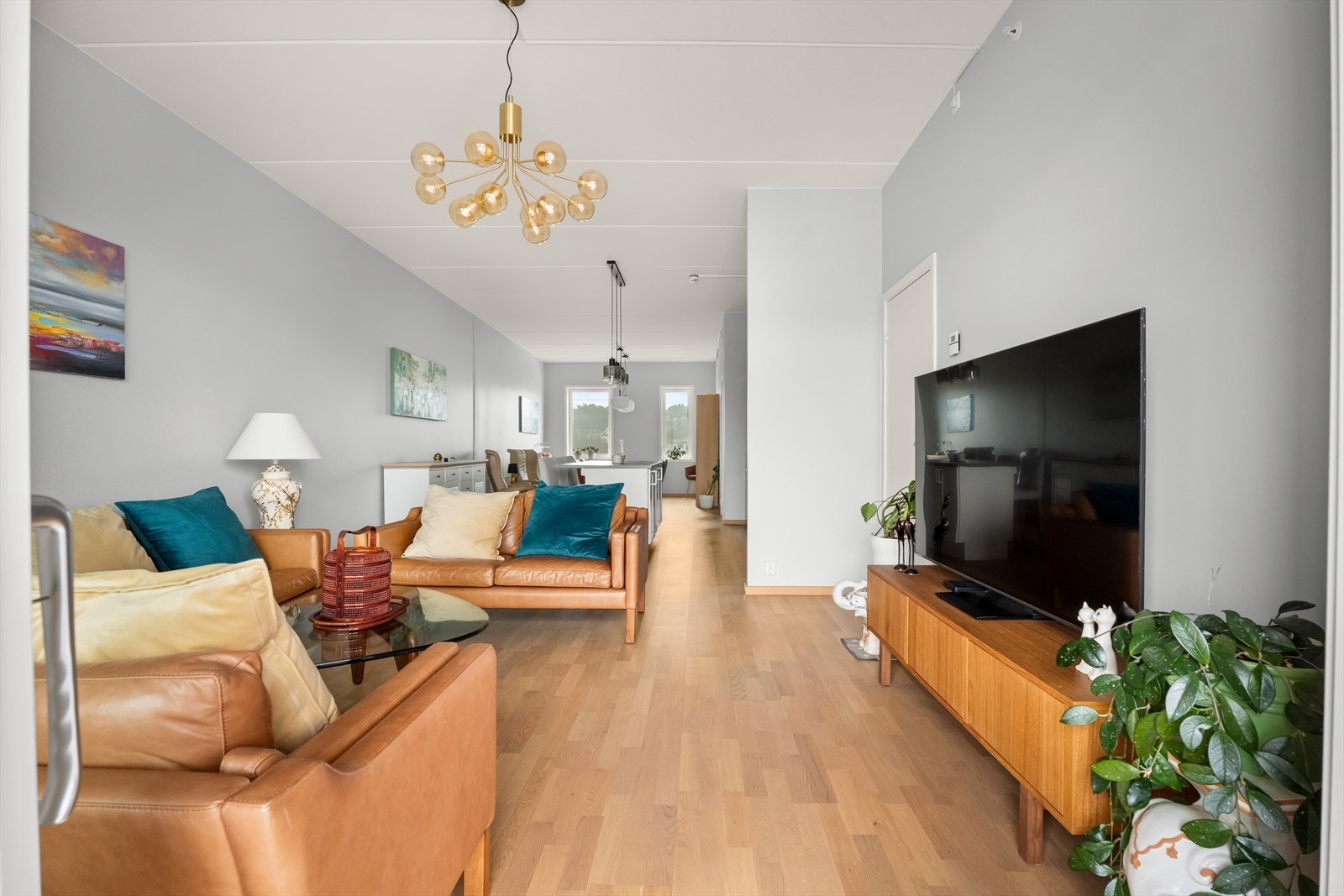 Leiligheten er gjennomgående og strekker seg i hele bygningens bredde. Galleribilde