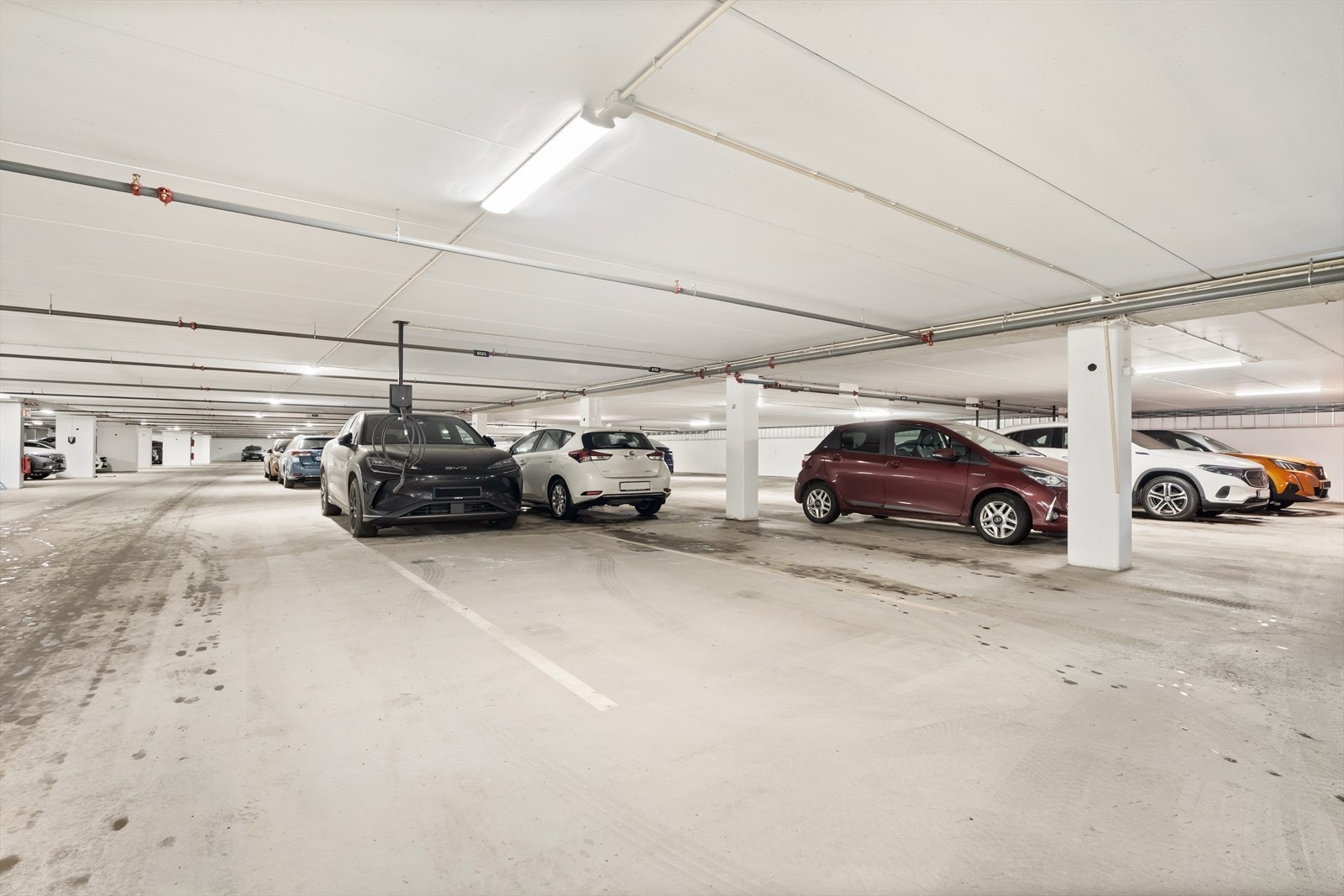 Til leiligheten medfølger en garasjeplass med installert ladeboks for elbil i felles anlegg. Galleribilde