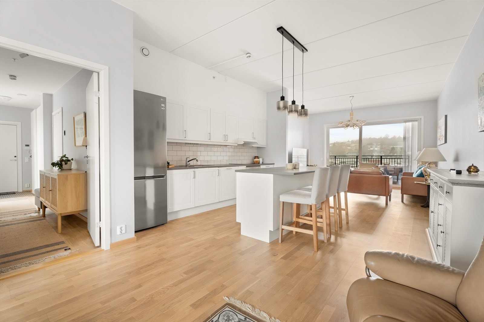 Det sosiale allrommet er hjertet i boligen, og binder kjøkken, spisestue og stue sammen. Galleribilde