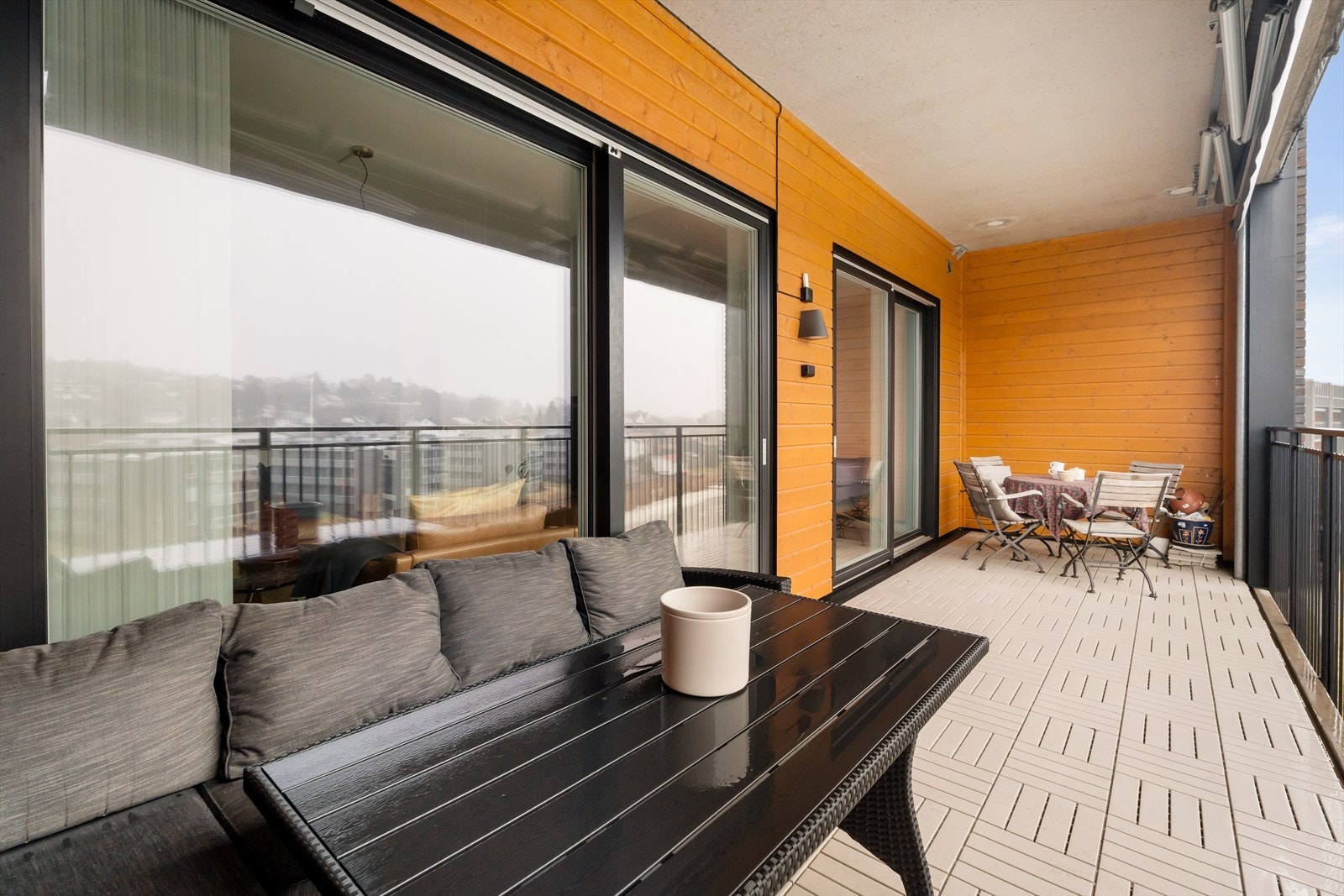 Med 17 m² er det rikelig med plass til både sittegruppe og spiseplass. Galleribilde