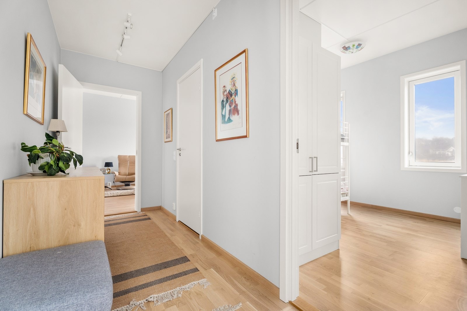 Fra gangen er det tilgang til leilighetens to soverom og hovedbad. Galleribilde