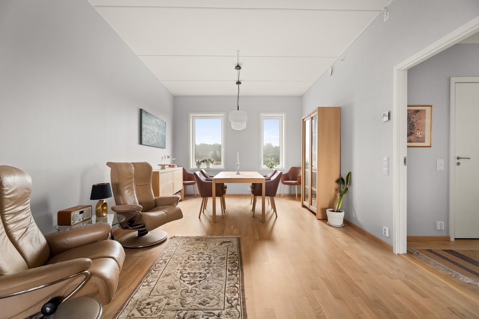 Store vindusflater med 3-lags glass gir godt med naturlig lys til spiseplassen. Galleribilde