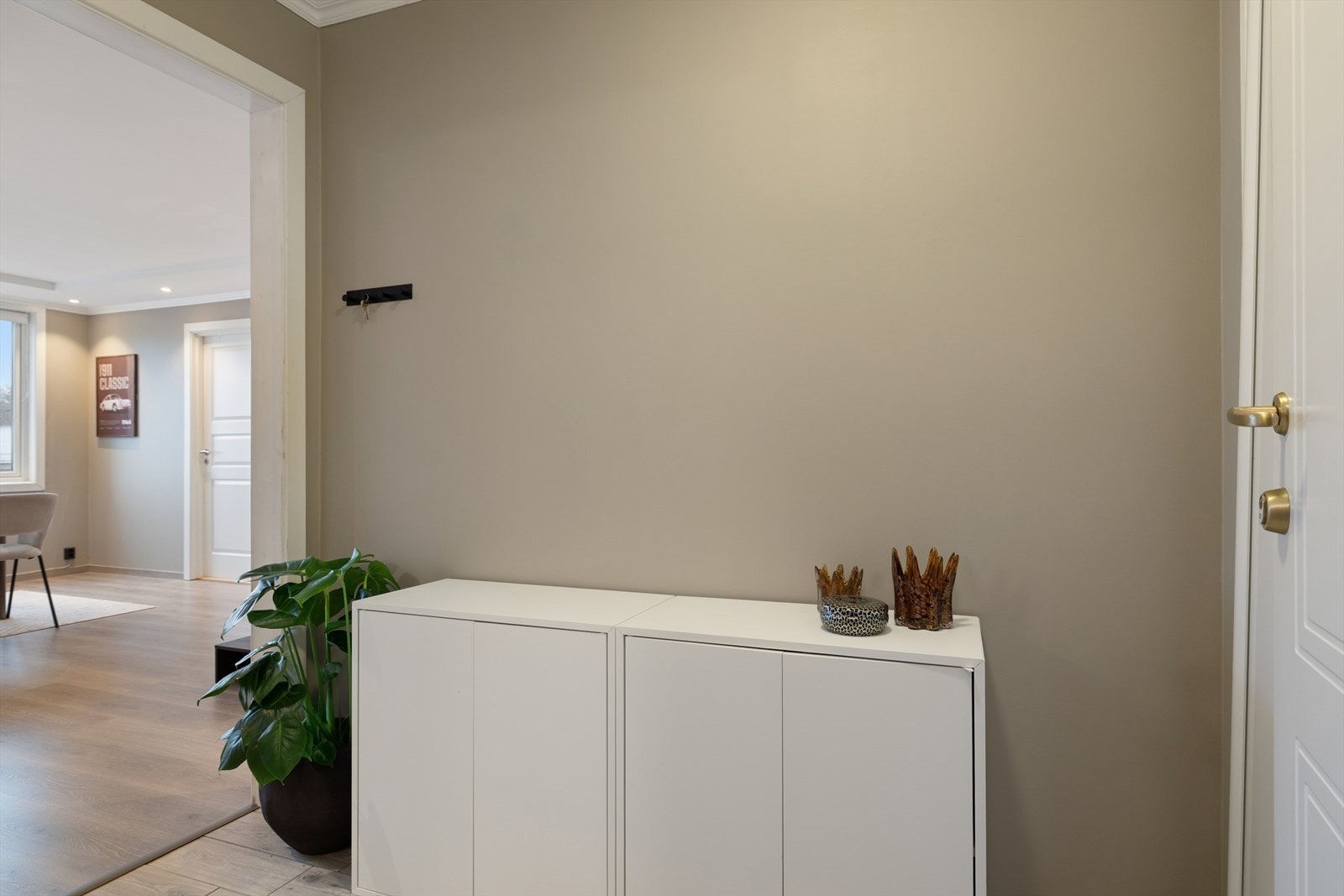 Man ønskes velkommen inn i en lys entré som er praktisk innredet med skyvedørsgarderobe som gir god lagringsplass for yttertøy og sko. Galleribilde