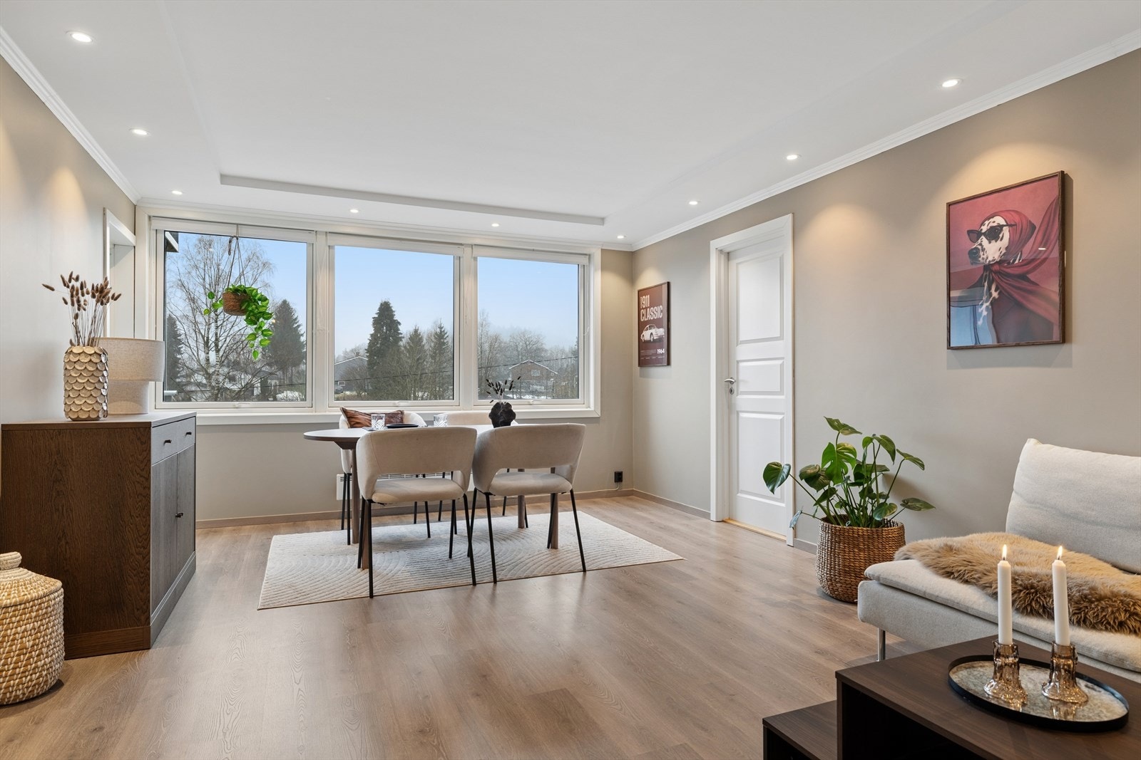 Stuen er lys og innbydende med store vindusflater som gir rikelig med naturlig lys og bidrar til en god romfølelse. Spotter i himling bidrar til en god atmosfære og flott belysning. Galleribilde