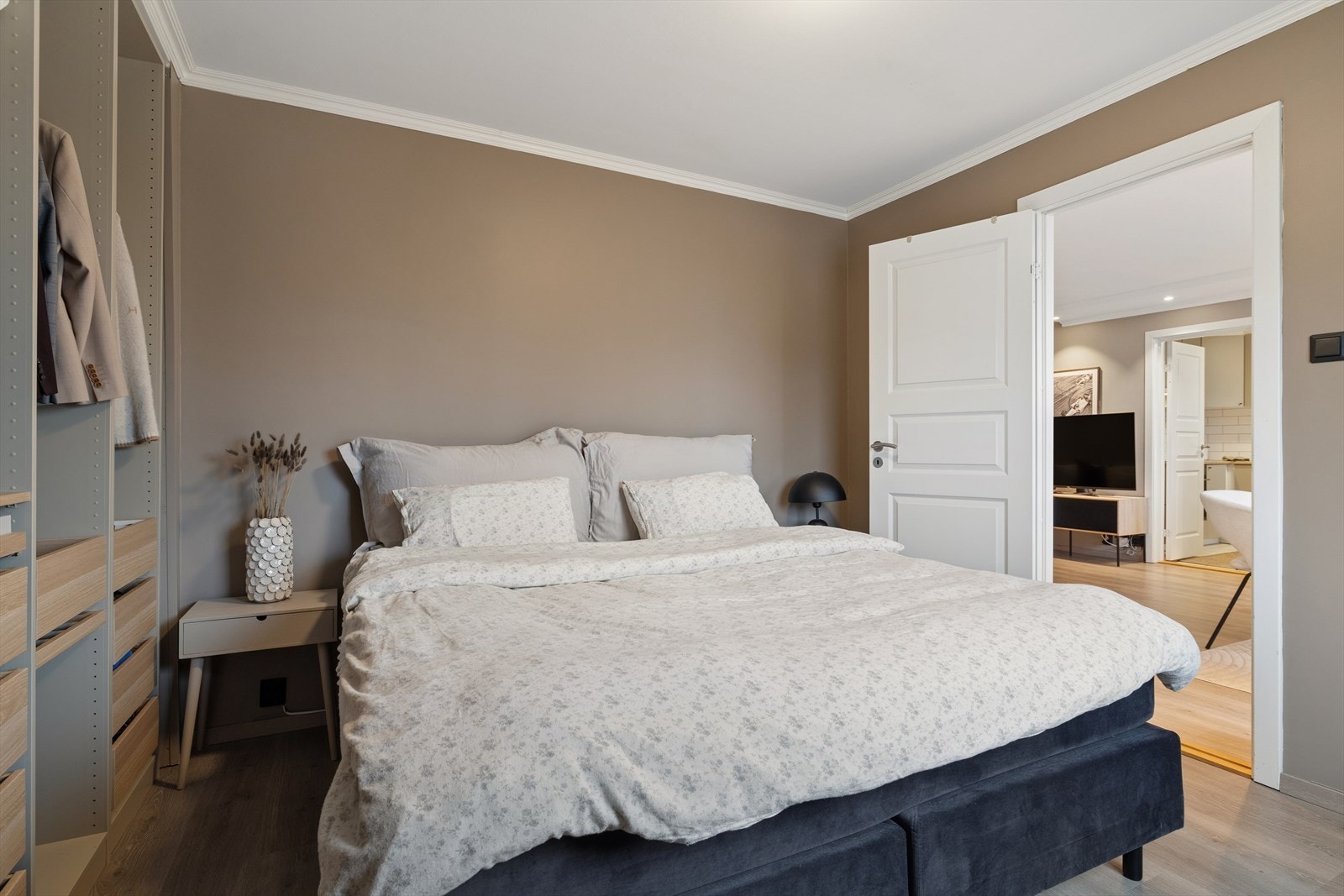 Rommet er utstyrt med stor og flott Pax-garderobe som gir svært god lagringsplass. På soverommet har man ellers god plass til å møblere med både dobbeltseng og tilhørende møblement. Galleribilde