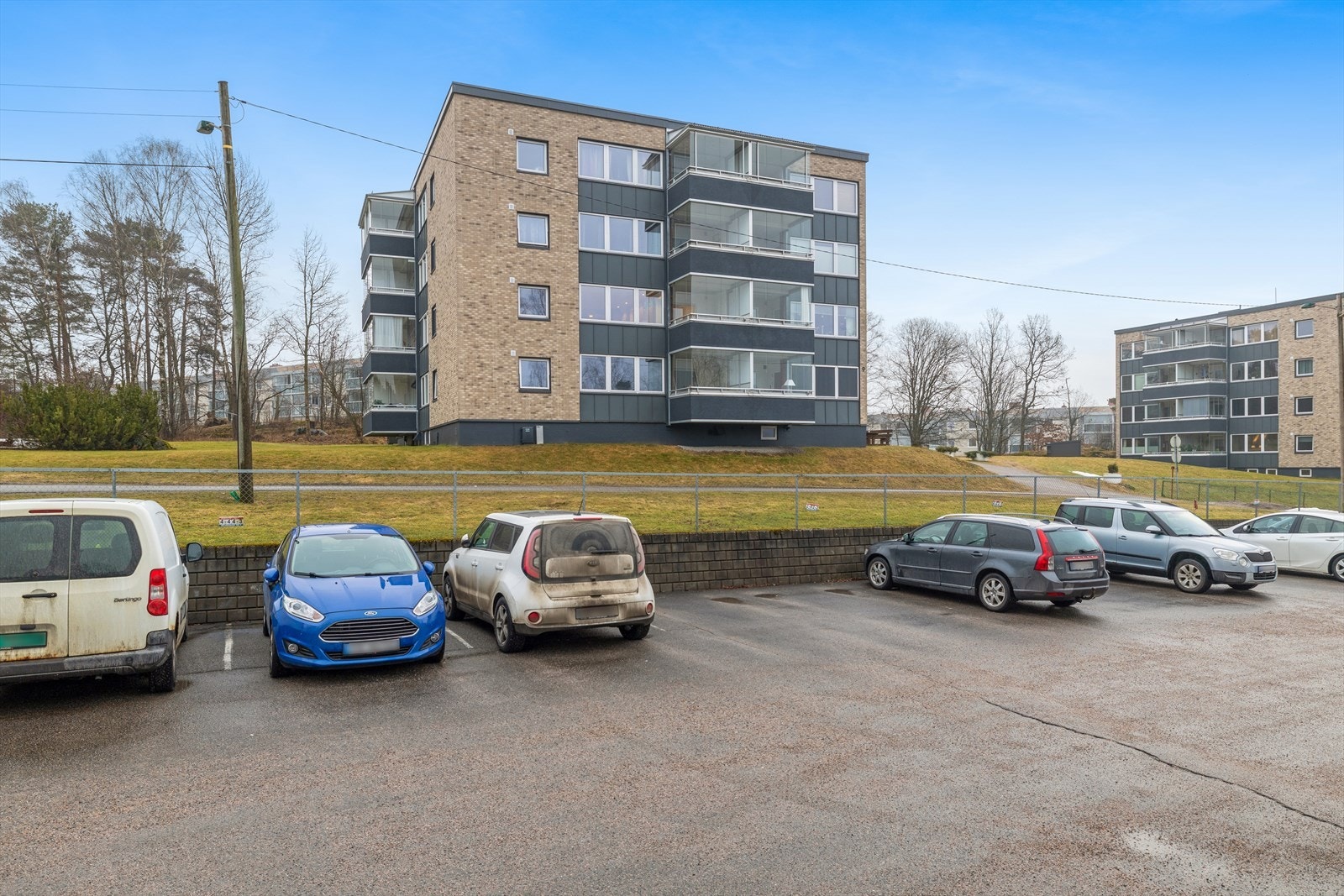 Leiligheten disponerer fast parkeringsplass på utvendig parkering. Galleribilde