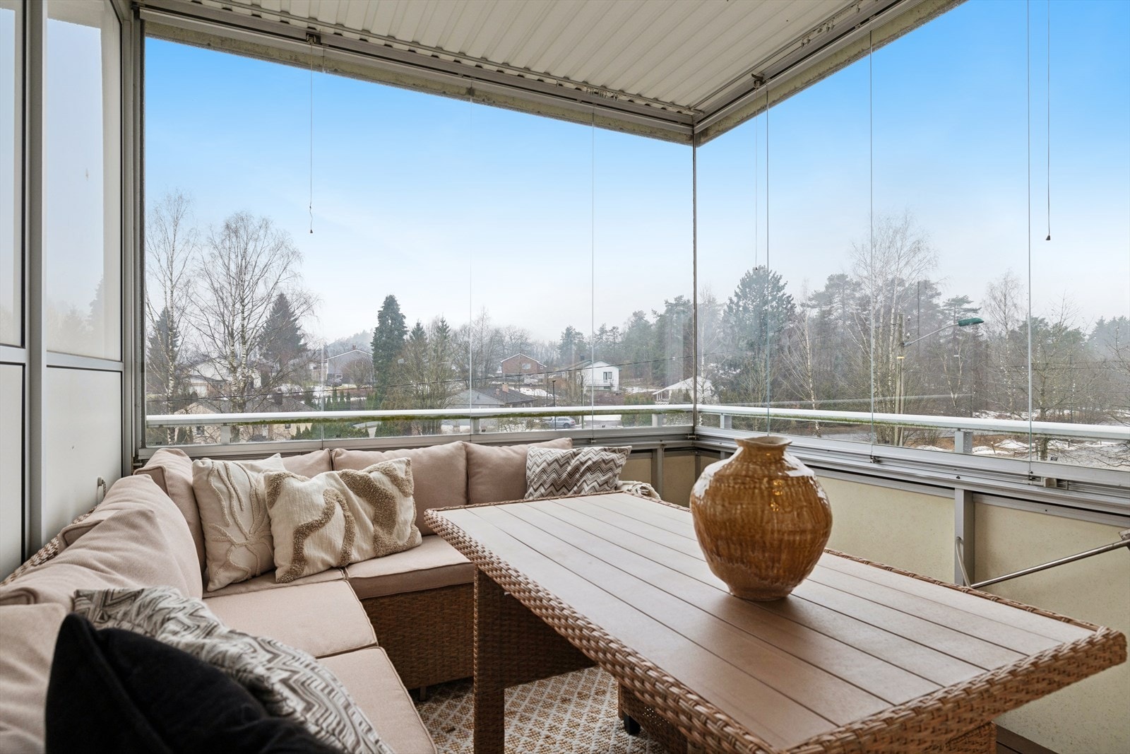 Balkongen gir god plass til å møblere med sittegruppe og fri utsikt. Galleribilde
