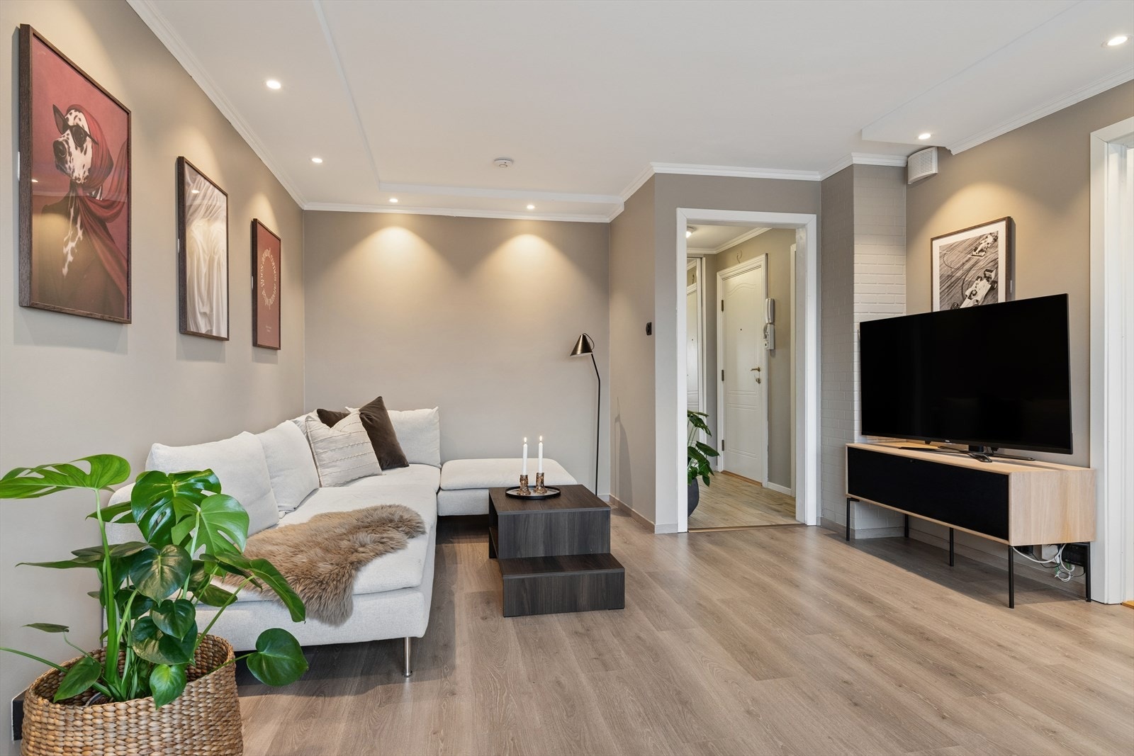 Her har man ellers god plass til å møblere i flere soner med både sofagruppe og spisebord. Galleribilde