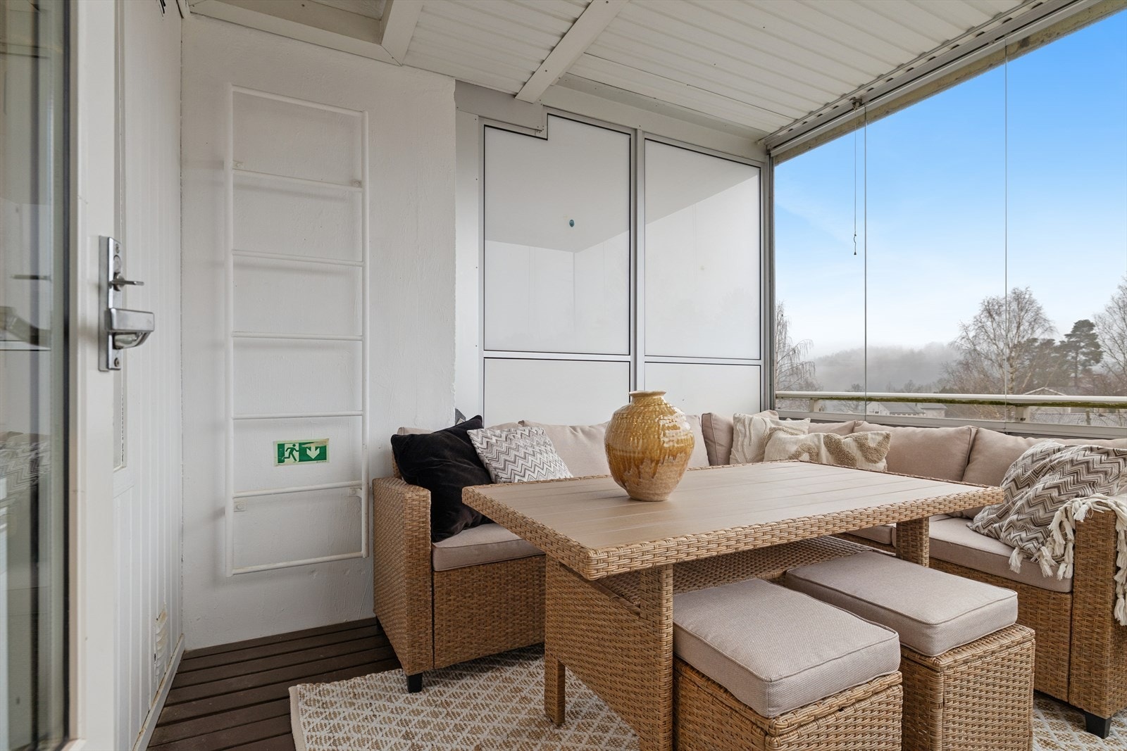 Fra stuen har man utgang til en innglasset balkong på 7 kvm som er en herlig forlengelse av stuen. Galleribilde