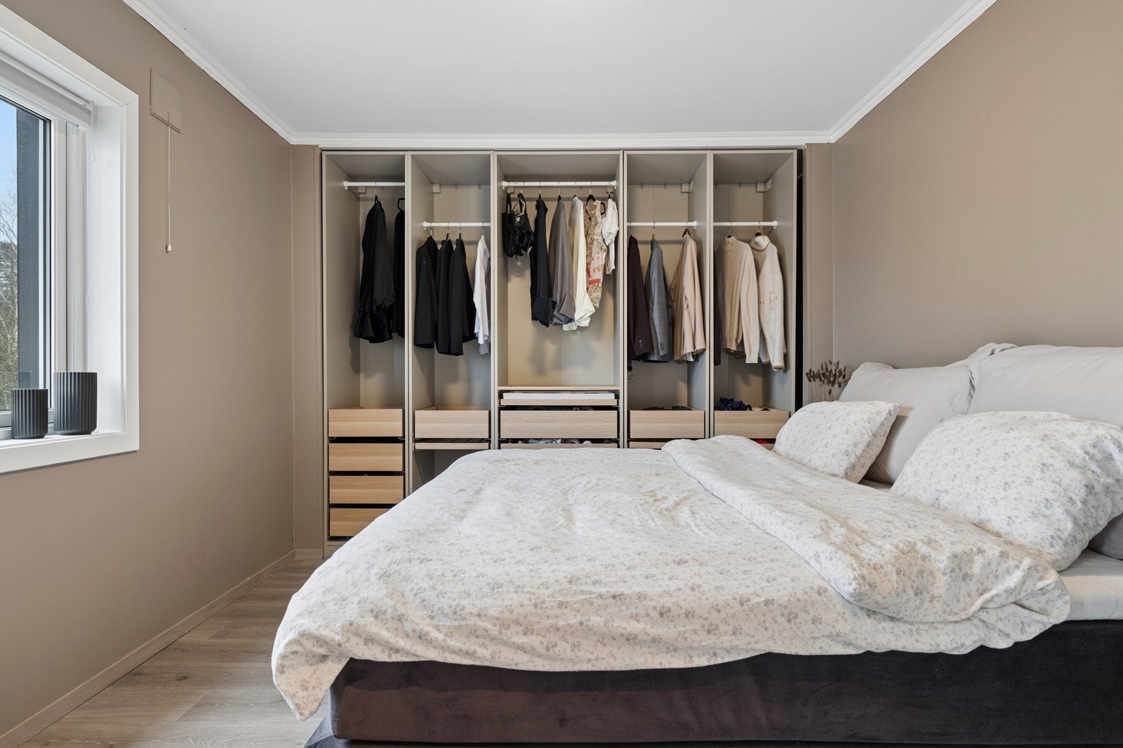 God lagringsplass i flott garderobe! Galleribilde