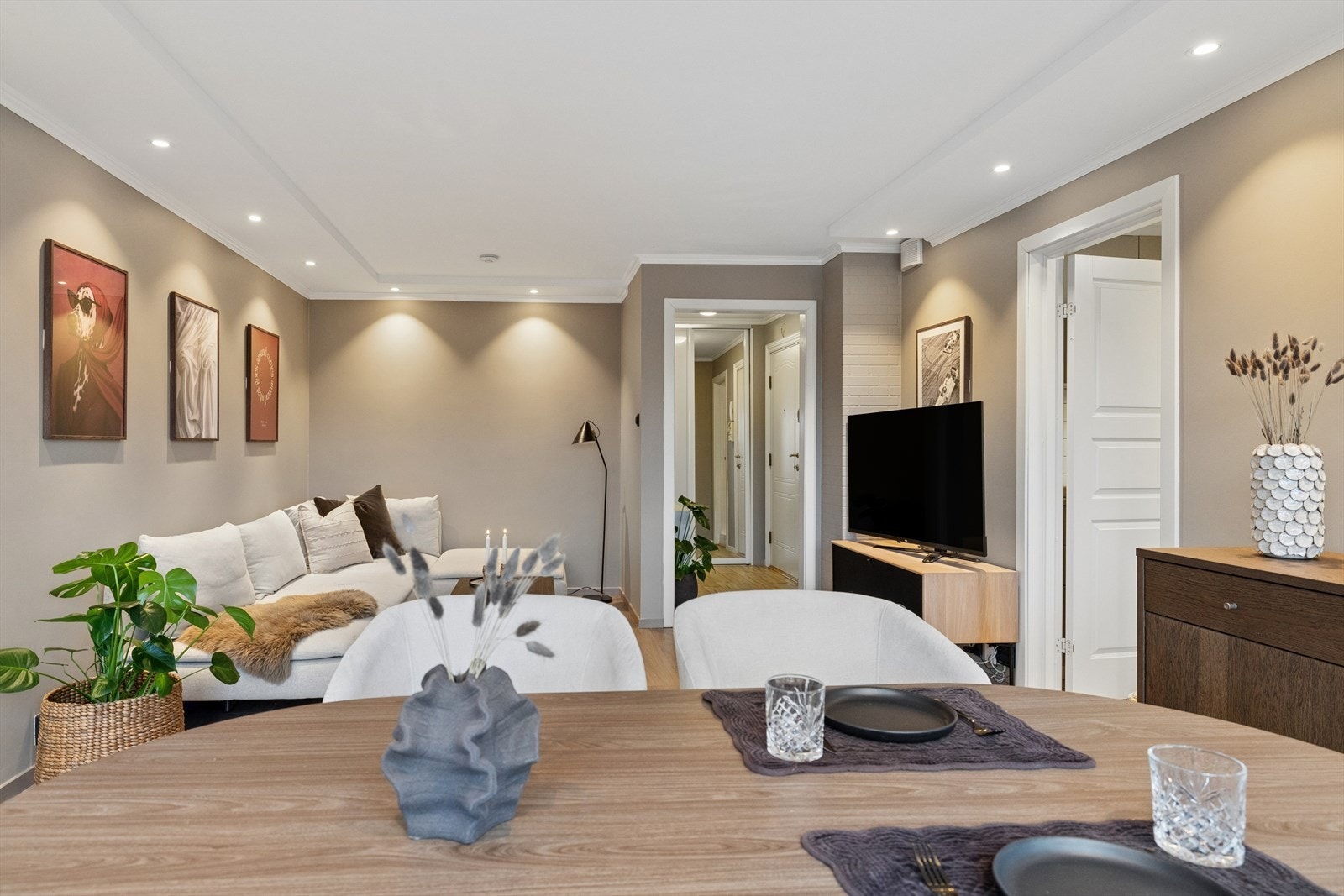 Varmtvann, TV og internett er inkludert i månedlige felleskostnader. Galleribilde