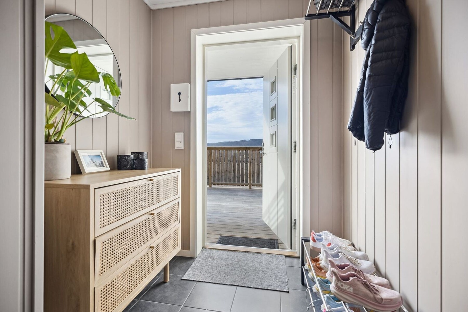 Entréen gir et hyggelig første møte med boligen og setter tonen for resten av leiligheten, her er det god plass til å henge fra seg yttertøy og sette fra seg sko etter en lang dag. Galleribilde