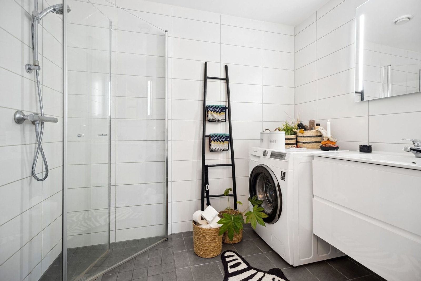 Badet fra 2020 fremstår moderne og funksjonelt, med flislagte overflater og elektrisk gulvvarme som gir en behagelig start på dagen. Galleribilde