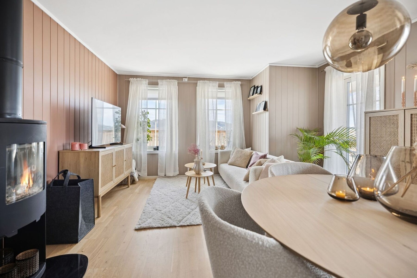 Stuen fremstår som et lyst og trivelig oppholdsrom med gode møbleringsmuligheter for både sofagruppe, TV-løsning og spiseplass. Galleribilde