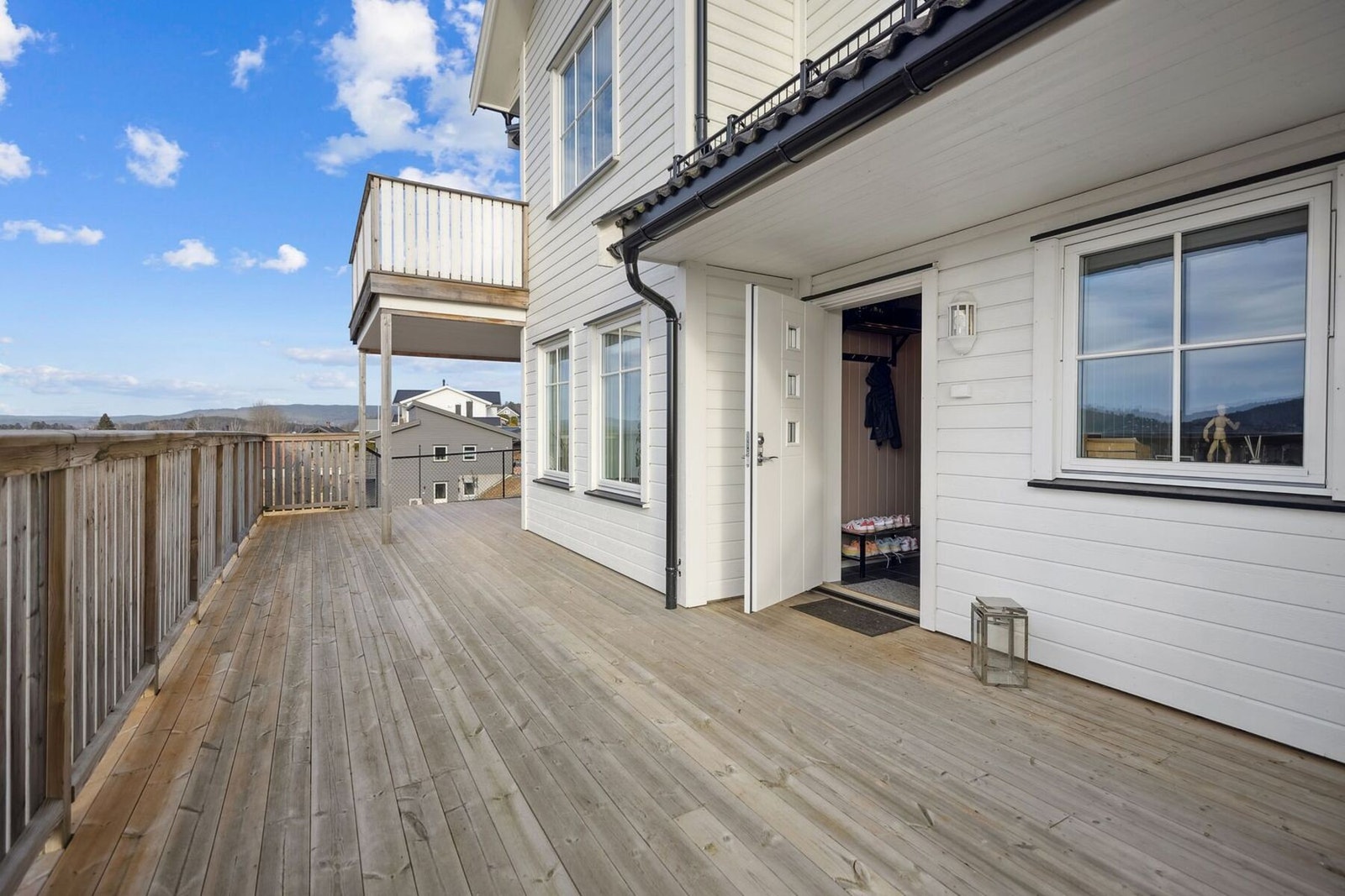 Leiligheten har en svært romslig markterrasse på 51 m² som strekker seg rundt deler av boligen, så her får du gode solforhold og vidstrakt utsikt, samt god plass til både utemøbler og sosiale sammenkomster! Galleribilde