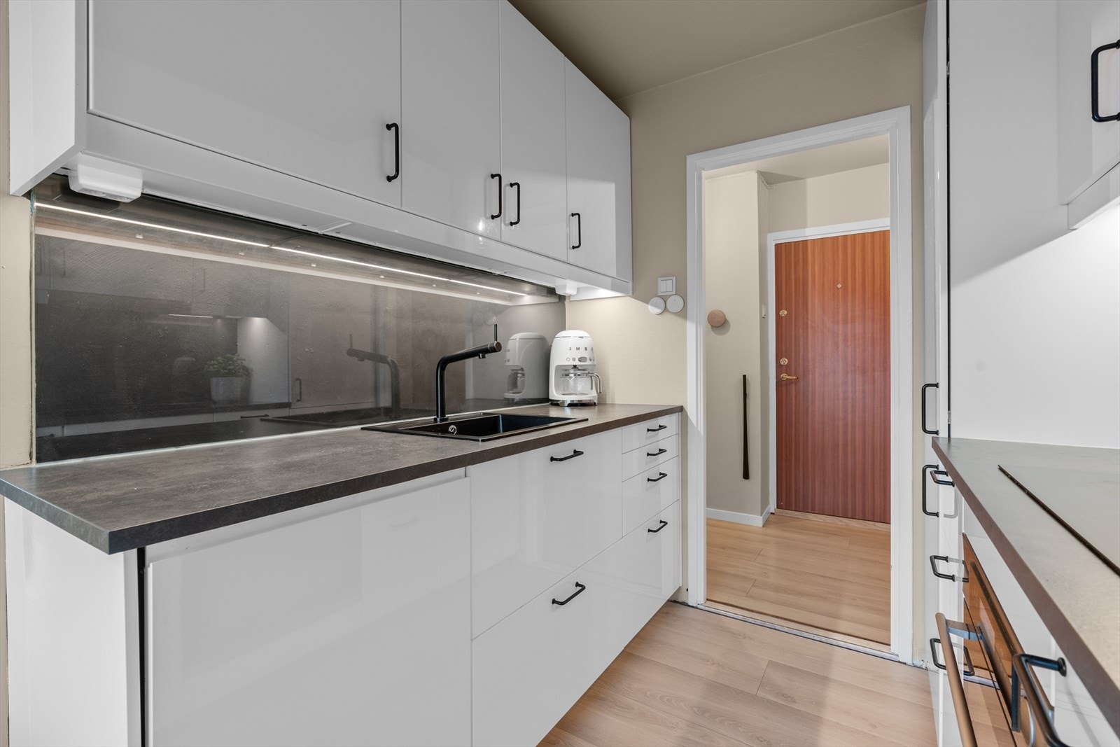 Kjøkkenet har IKEA-innredning med glatte fronter og laminert benkeplate med nedfelt vask. Galleribilde